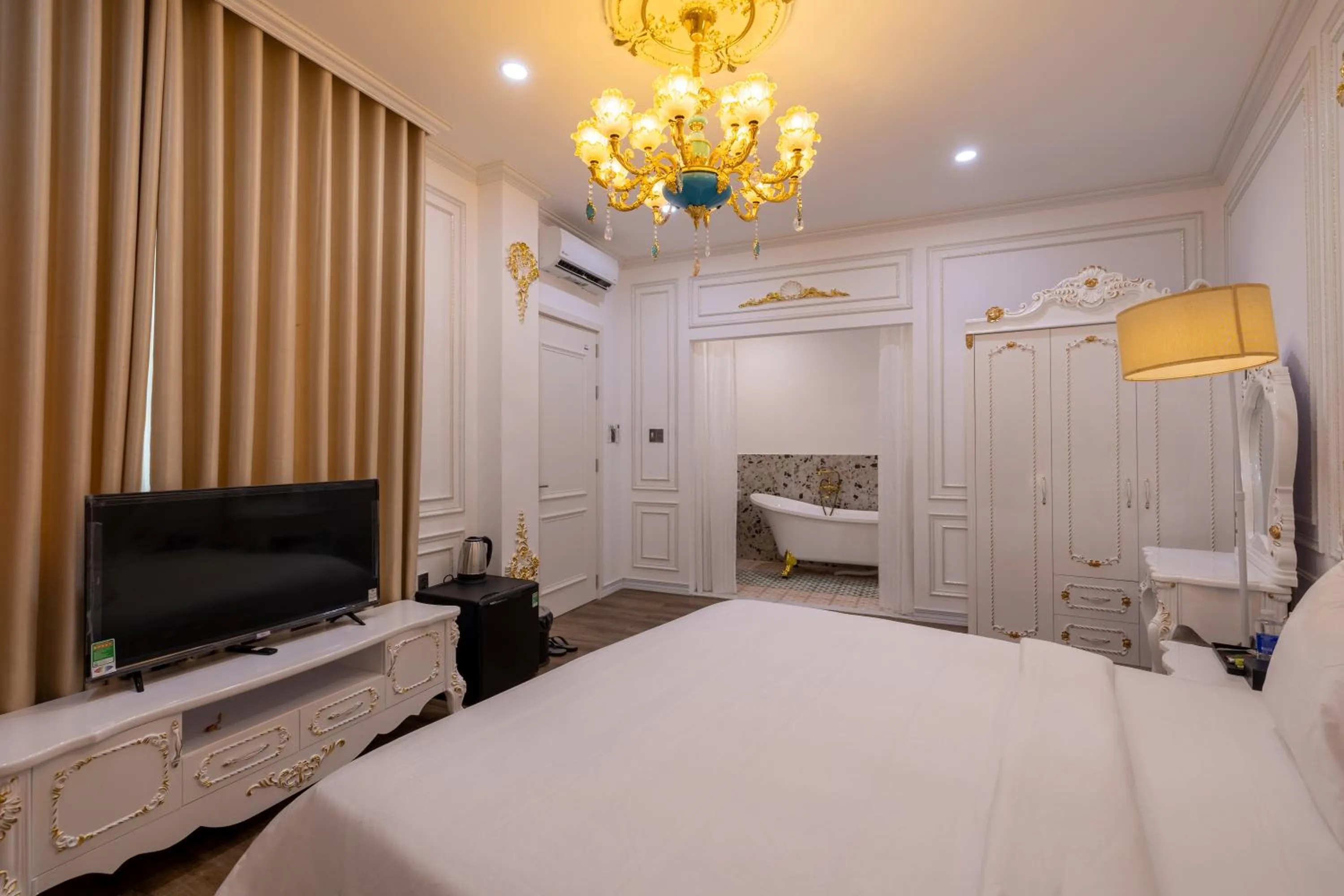 Bedroom, Bed in Pisces Hotel Hue