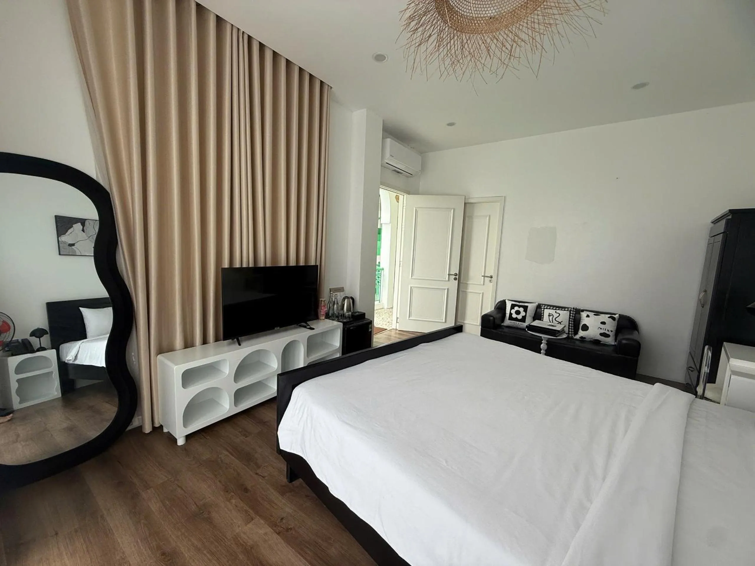 Communal lounge/ TV room, Bed in Pisces Hotel Hue