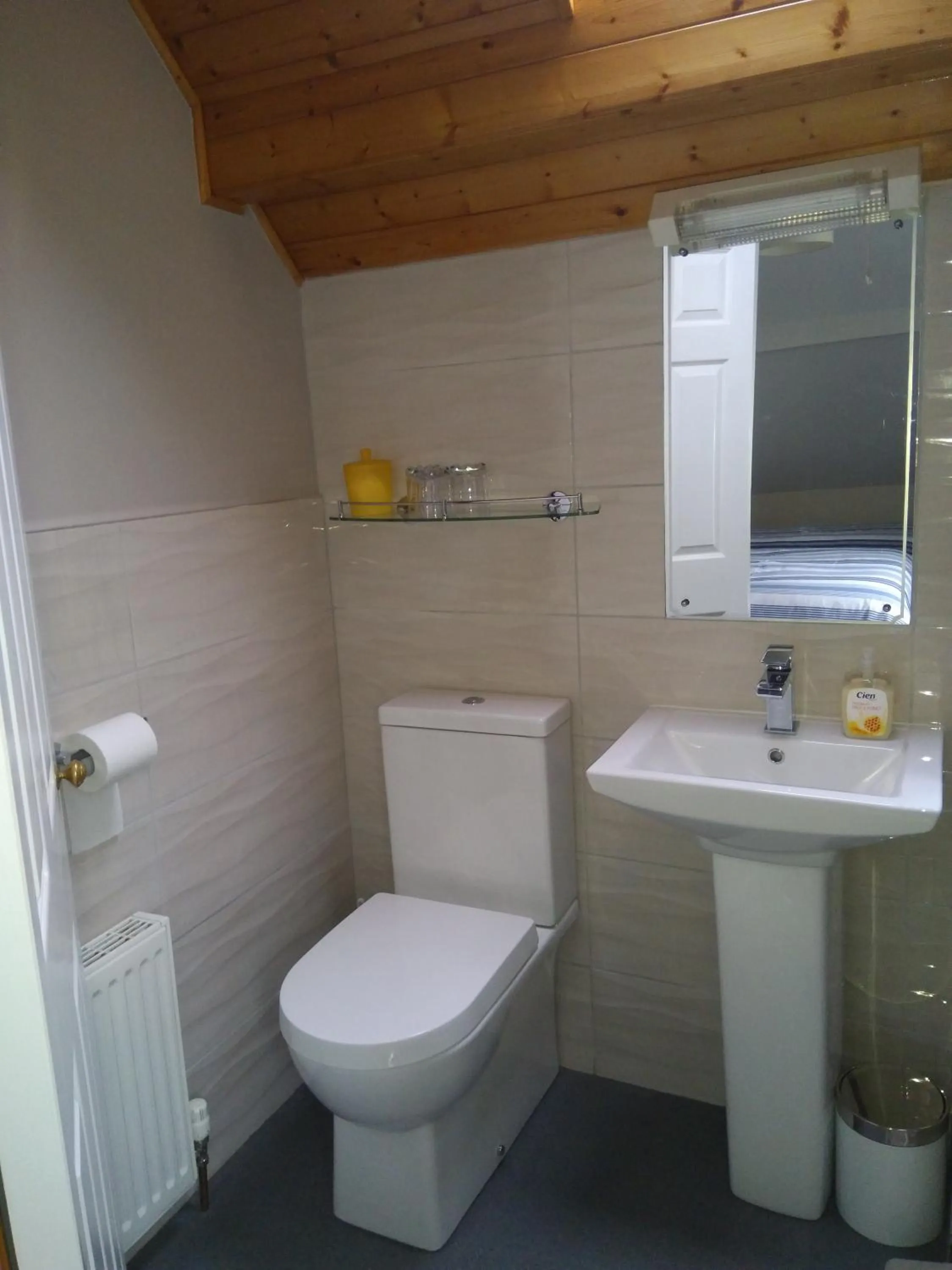 Bathroom in Twin Oaks Bed & Breakfast