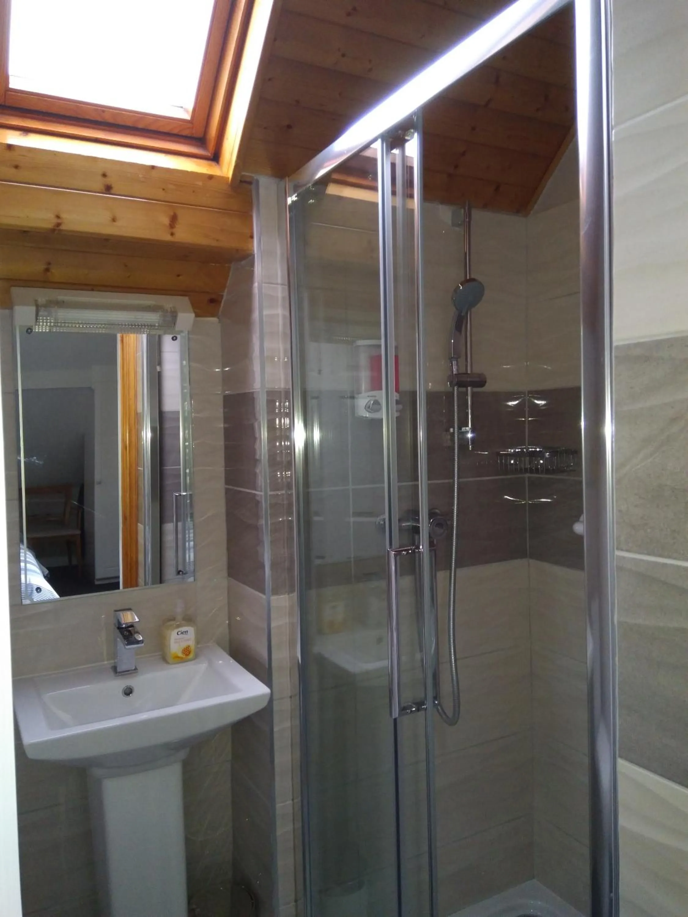 Bathroom in Twin Oaks Bed & Breakfast