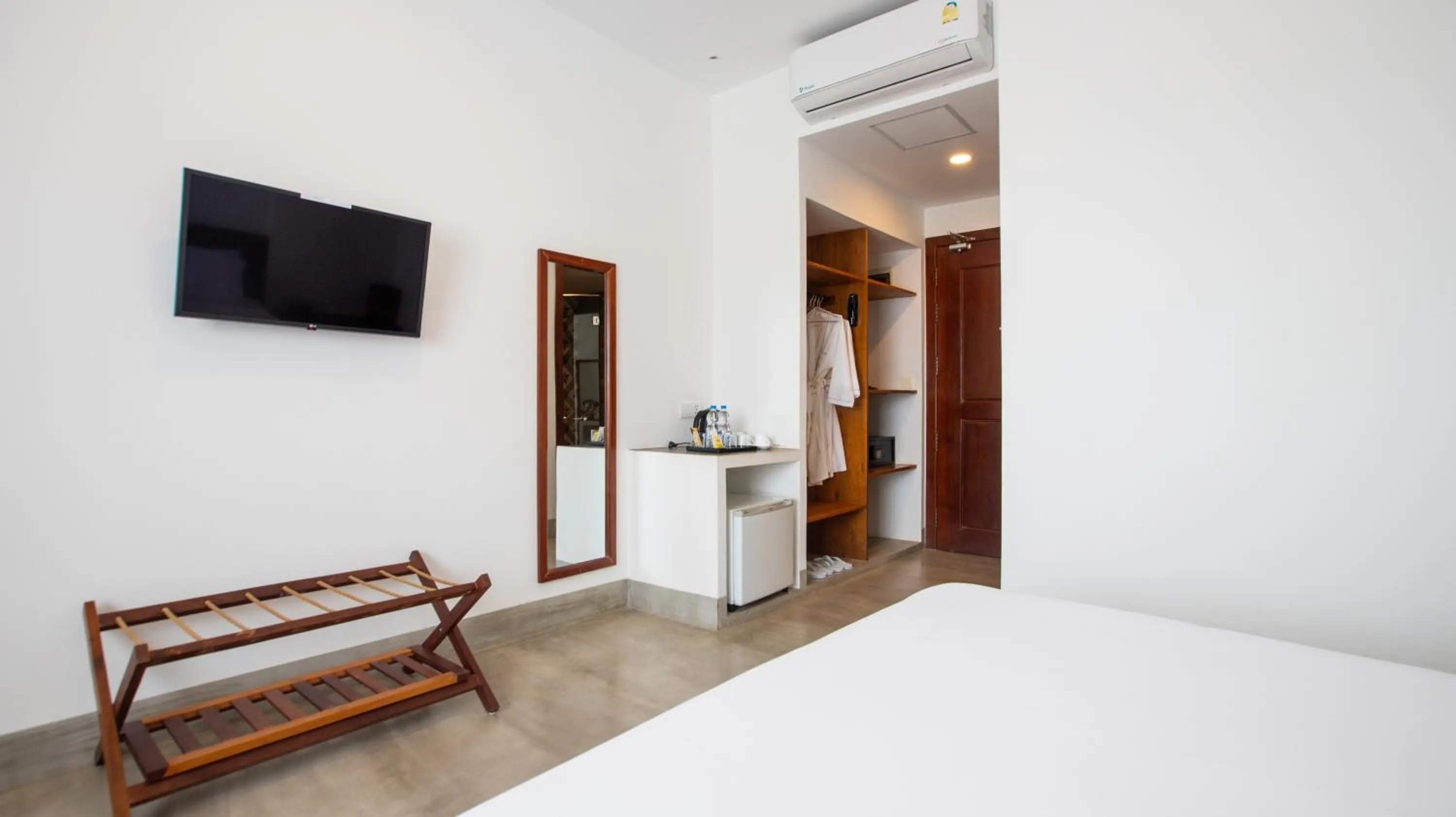 wardrobe, Bed in DACO Hotel