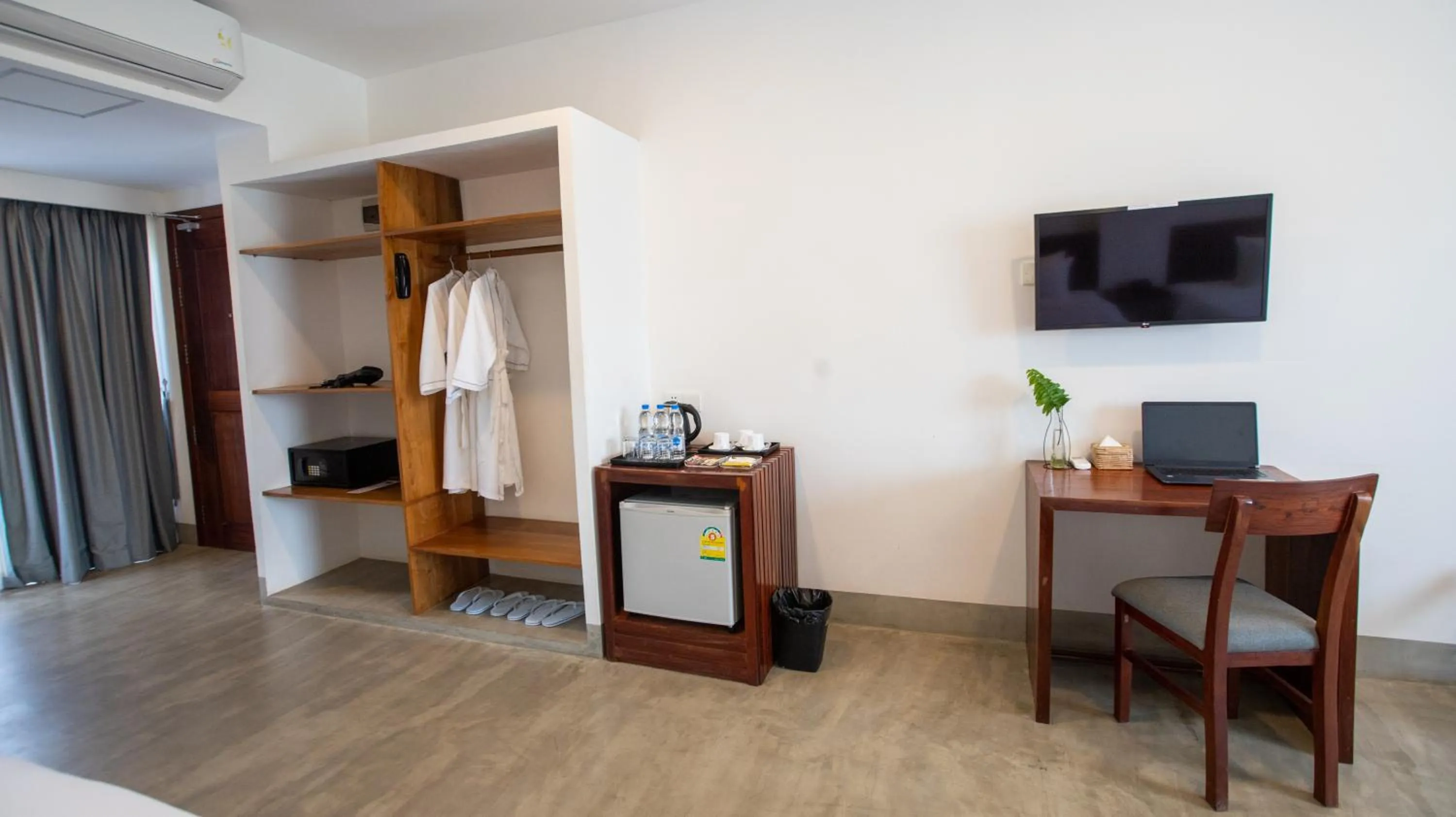 wardrobe, Bed in DACO Hotel