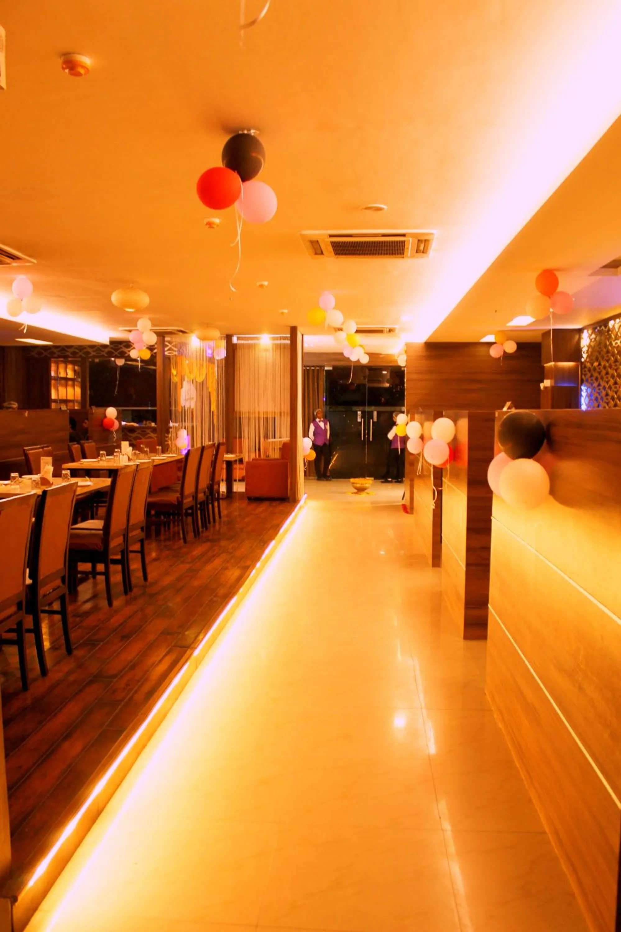 Restaurant/places to eat in Hotel Peacock Pride