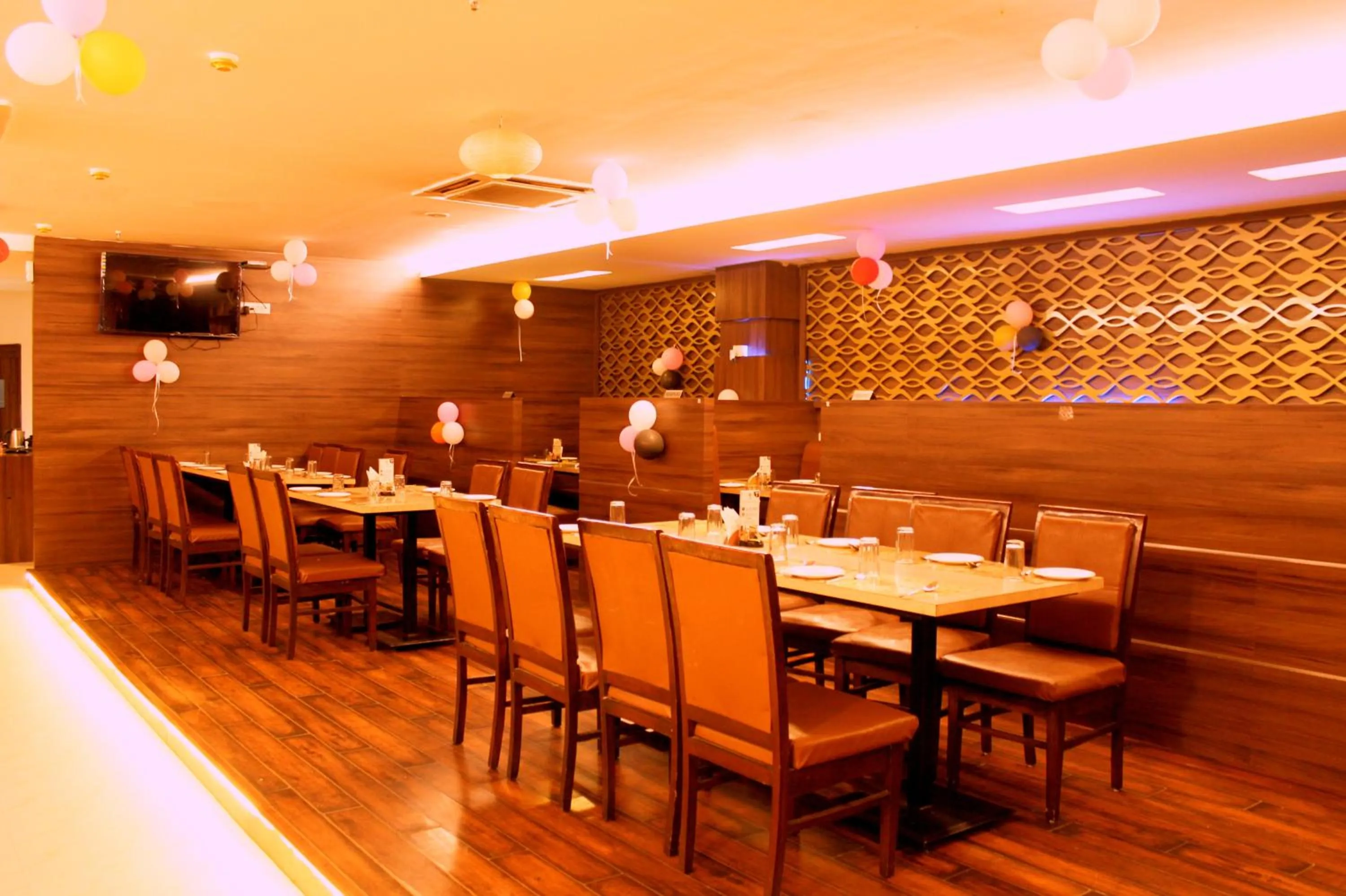 Restaurant/places to eat in Hotel Peacock Pride