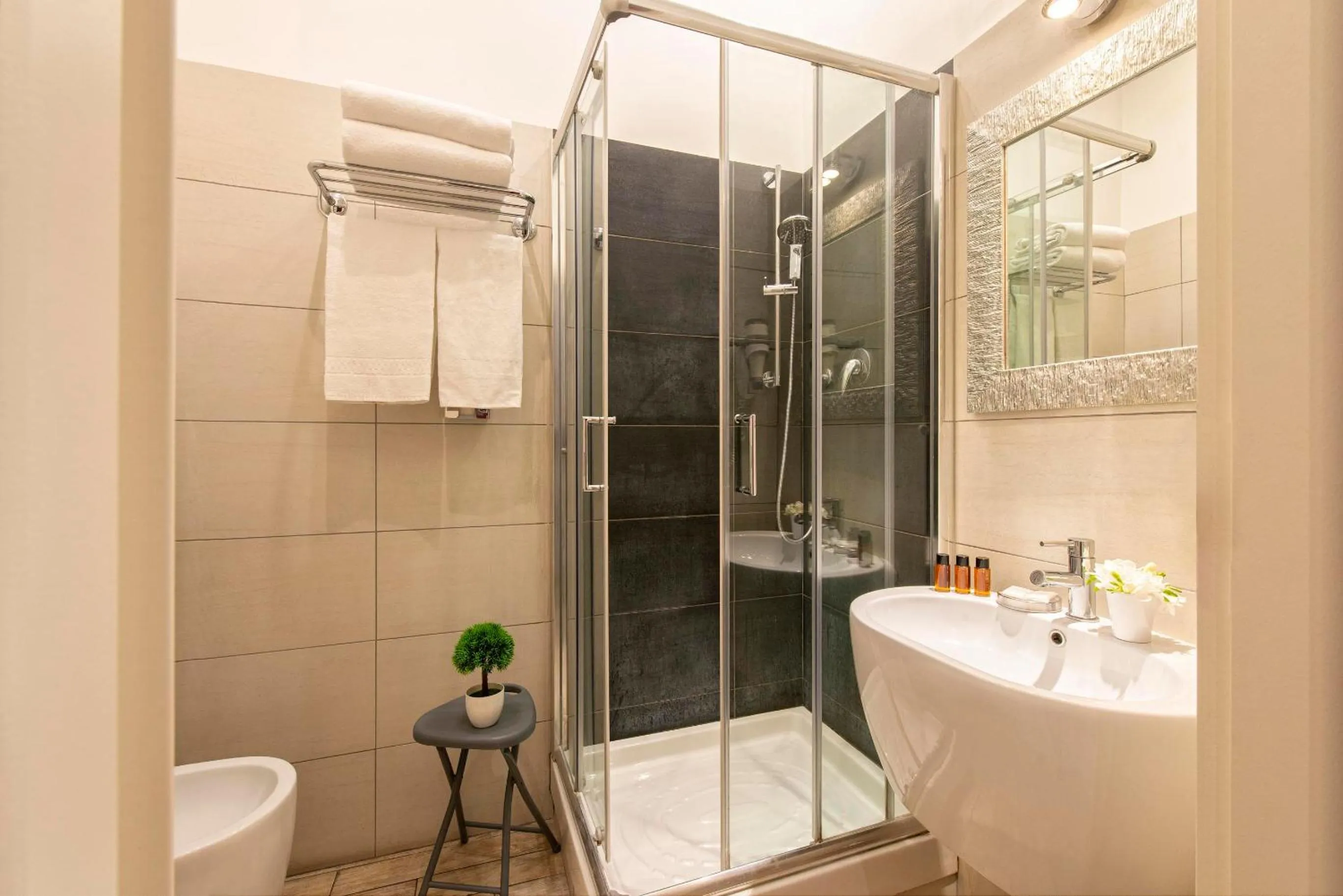 Shower in Five Rooms Rome Guesthouse