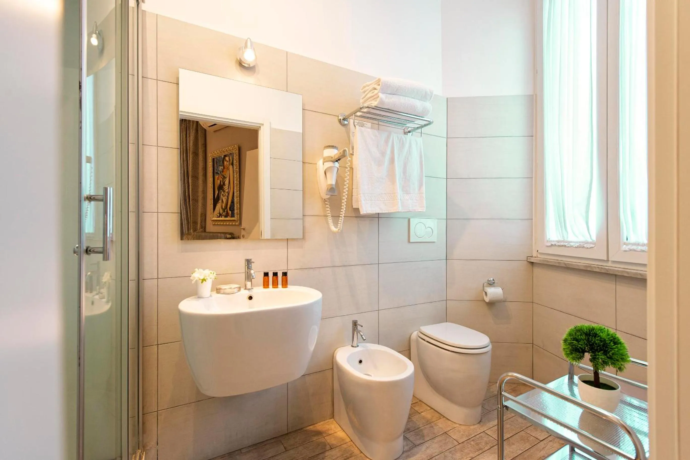 Shower in Five Rooms Rome Guesthouse