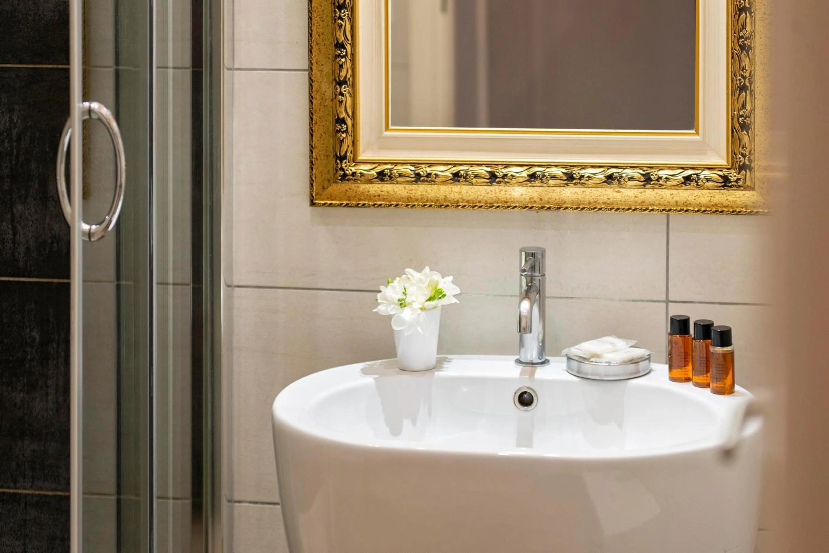 Shower in Five Rooms Rome Guesthouse