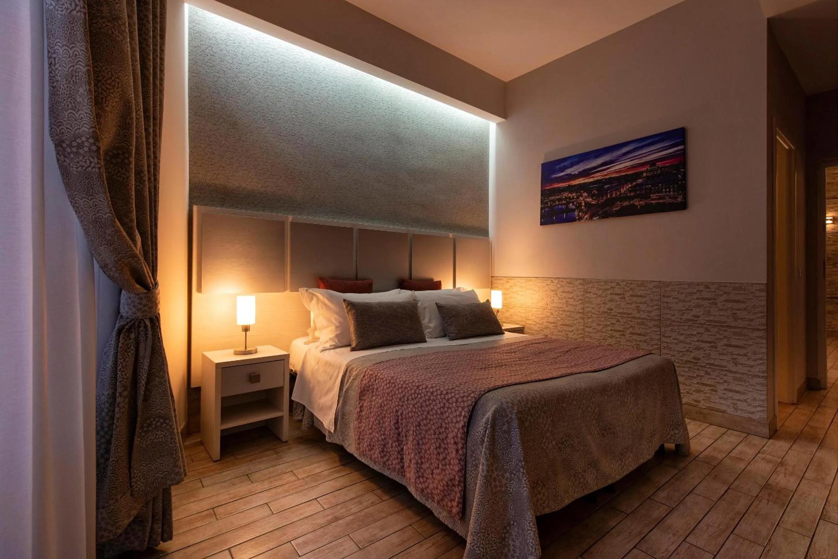 Bed in Five Rooms Rome Guesthouse