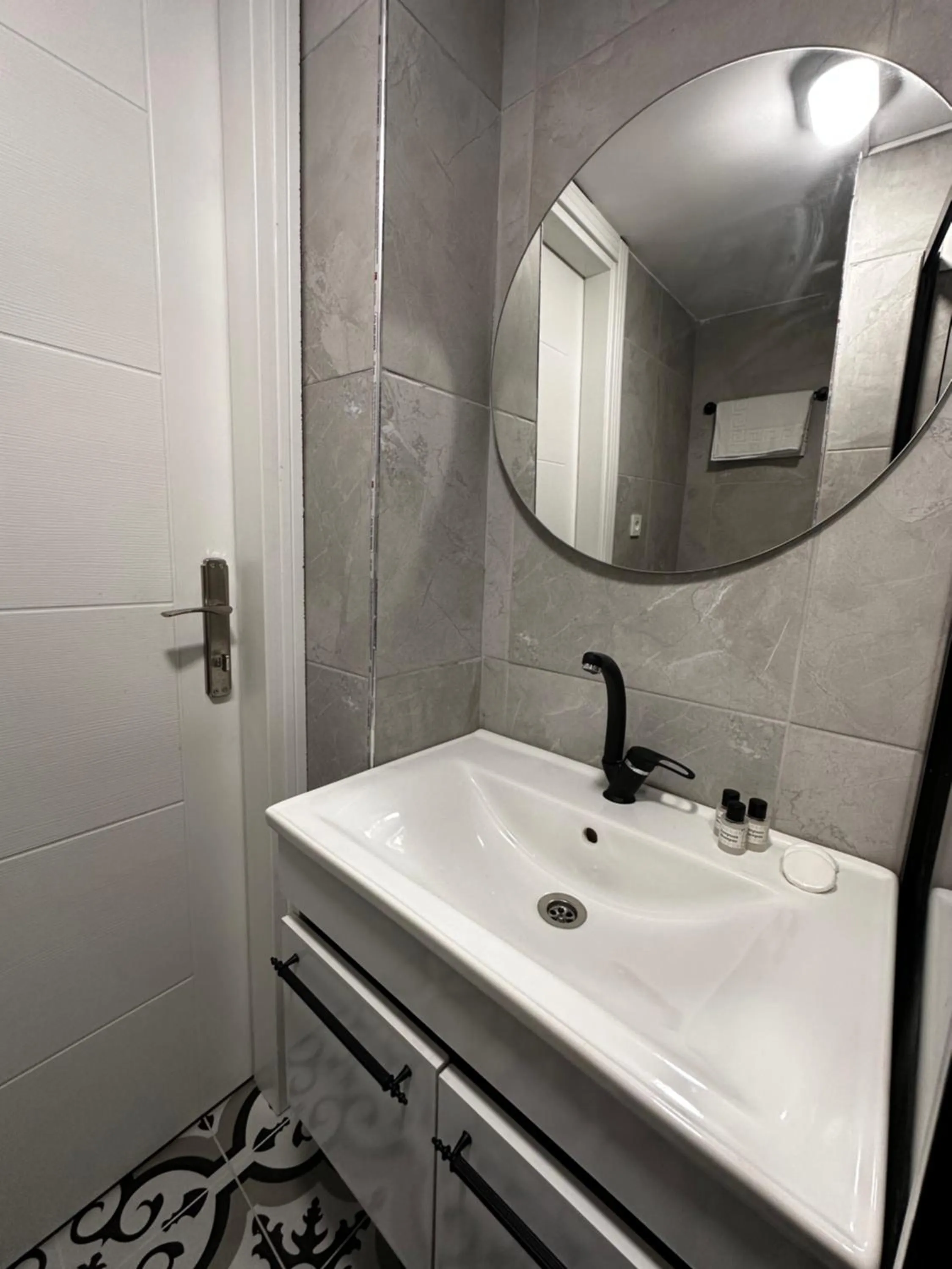 Shower in Ali Khan Hotel