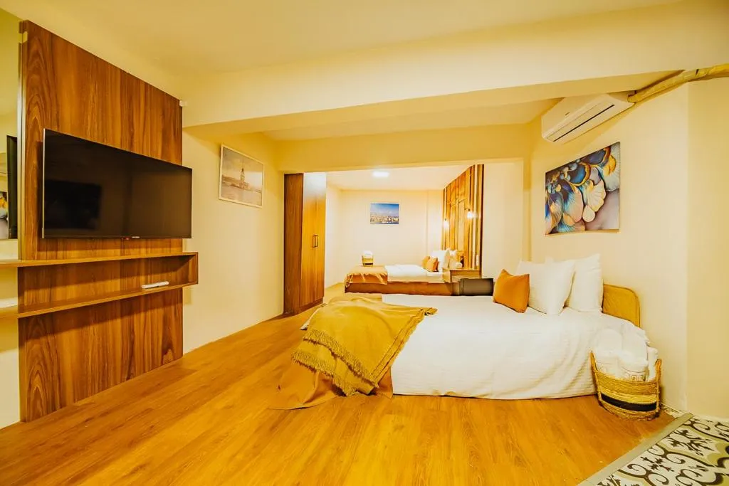 Communal lounge/ TV room, Bed in Ali Khan Hotel