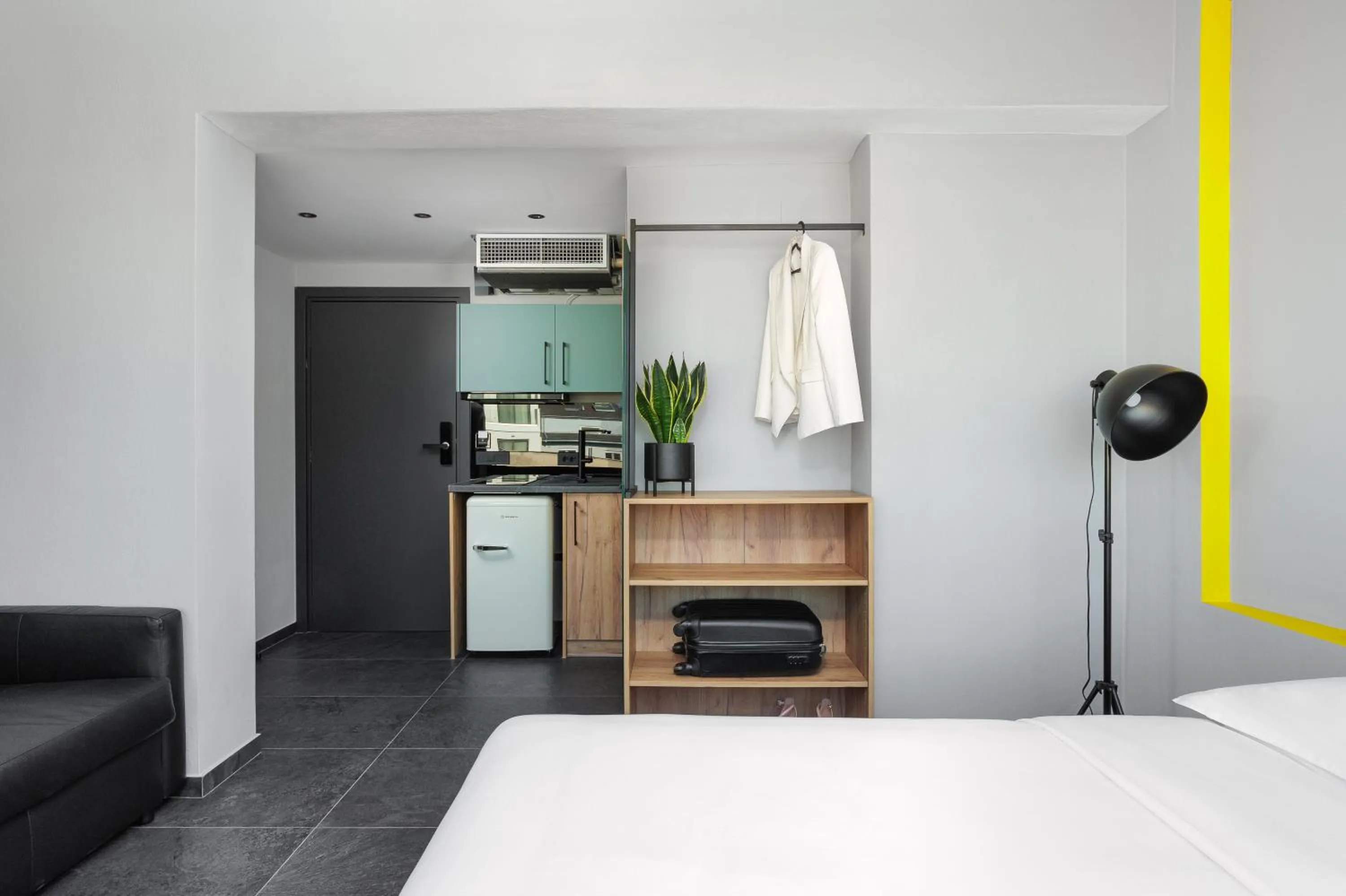 Kitchen or kitchenette, Bed in THE URBANIST •inner city residences•