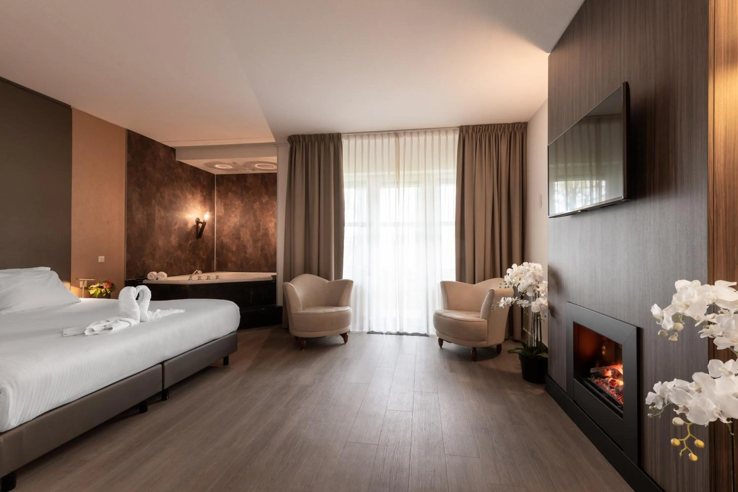 Photo of the whole room, Bed in Golden Tulip Ampt van Nijkerk