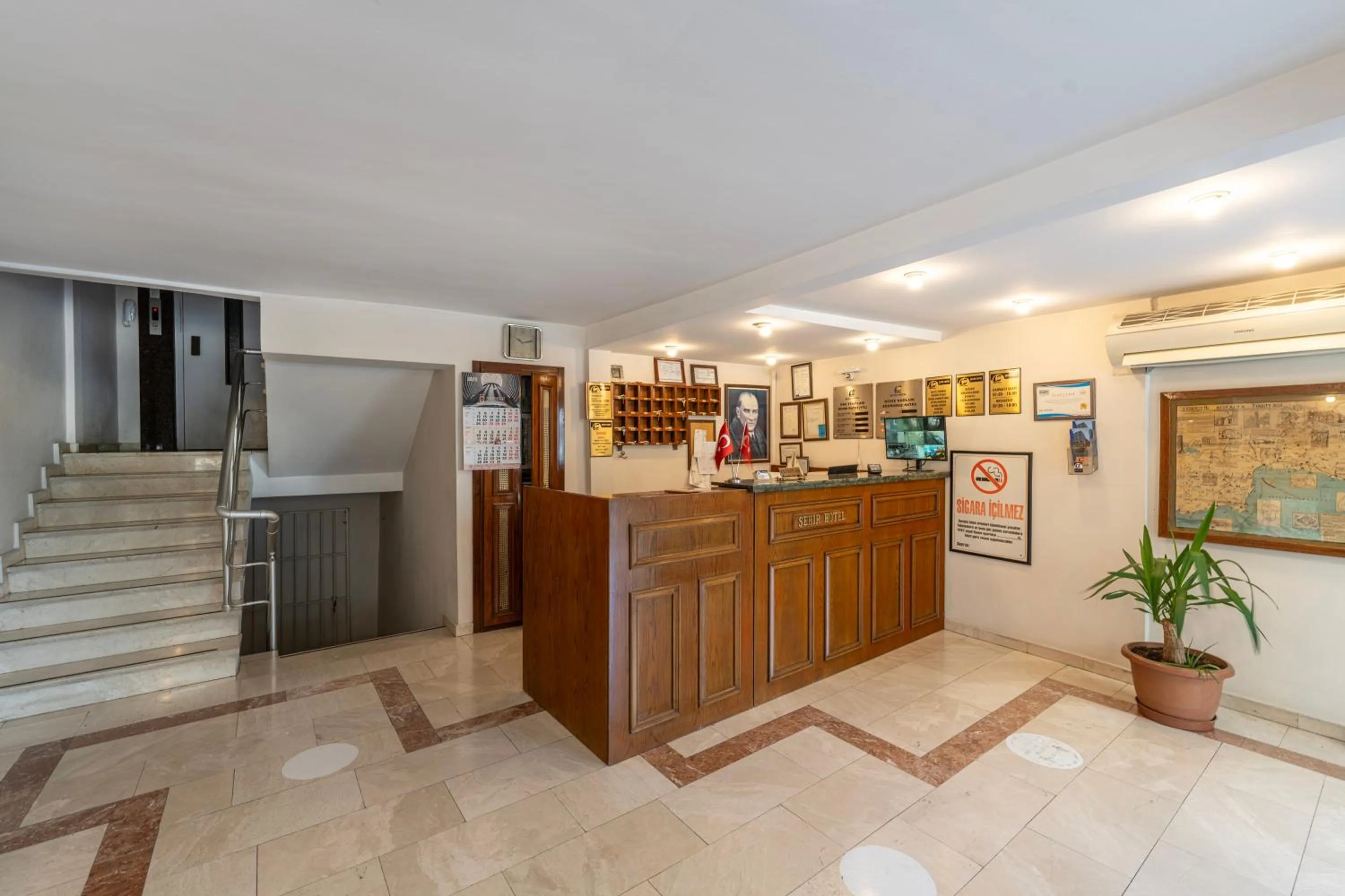 Lobby or reception in Şehir Hotel