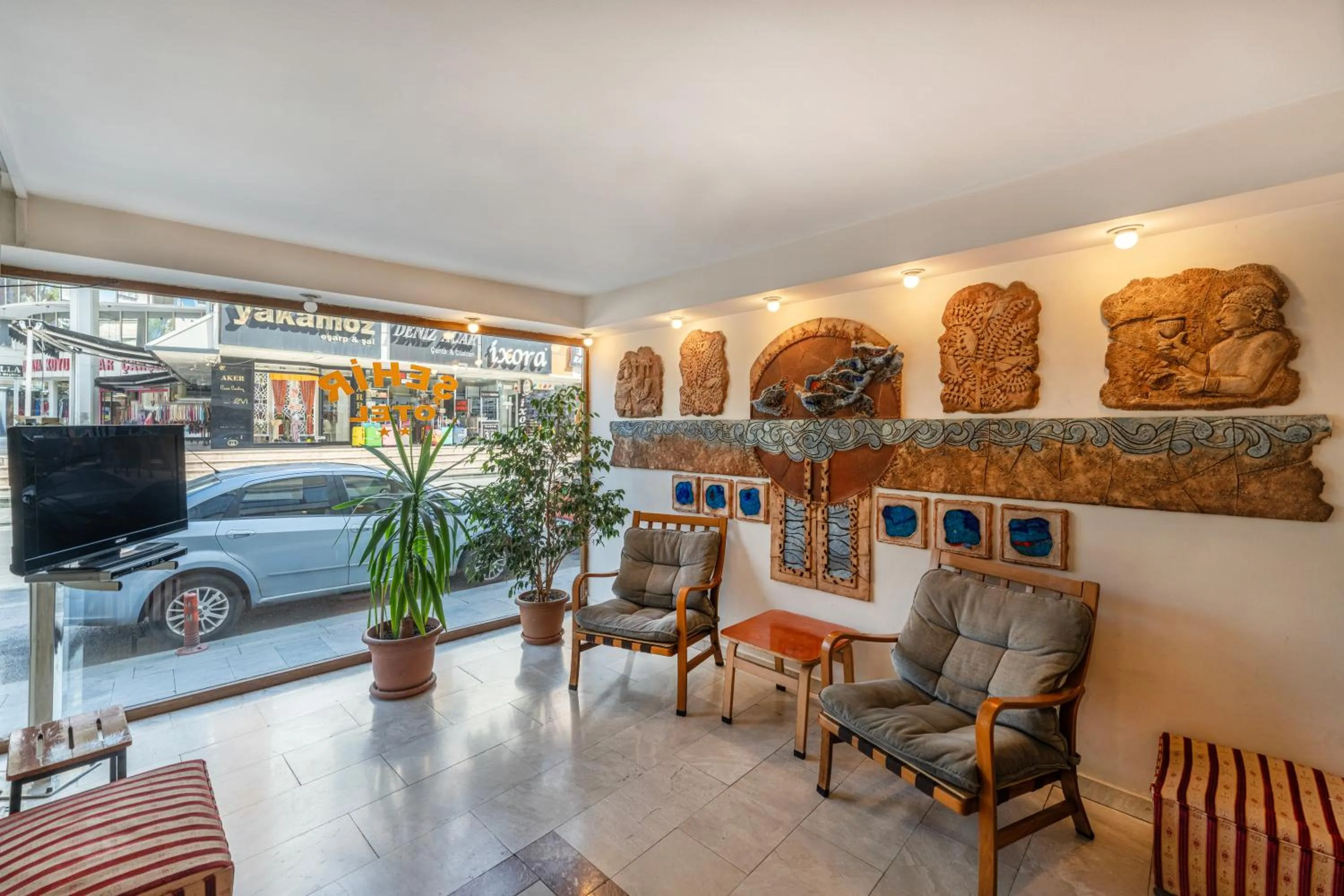 Communal lounge/ TV room in Şehir Hotel