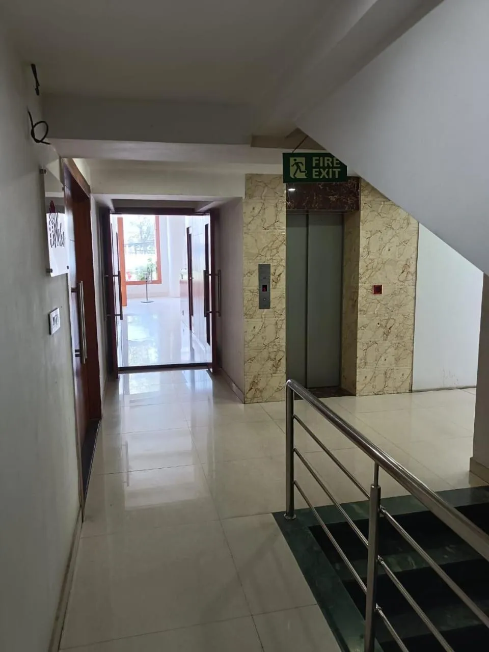 elevator in Hotel Autumn Crocus