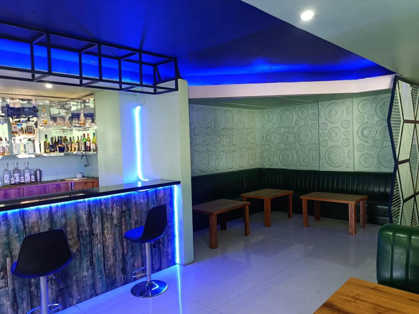 Nightclub / DJ in Hotel Autumn Crocus