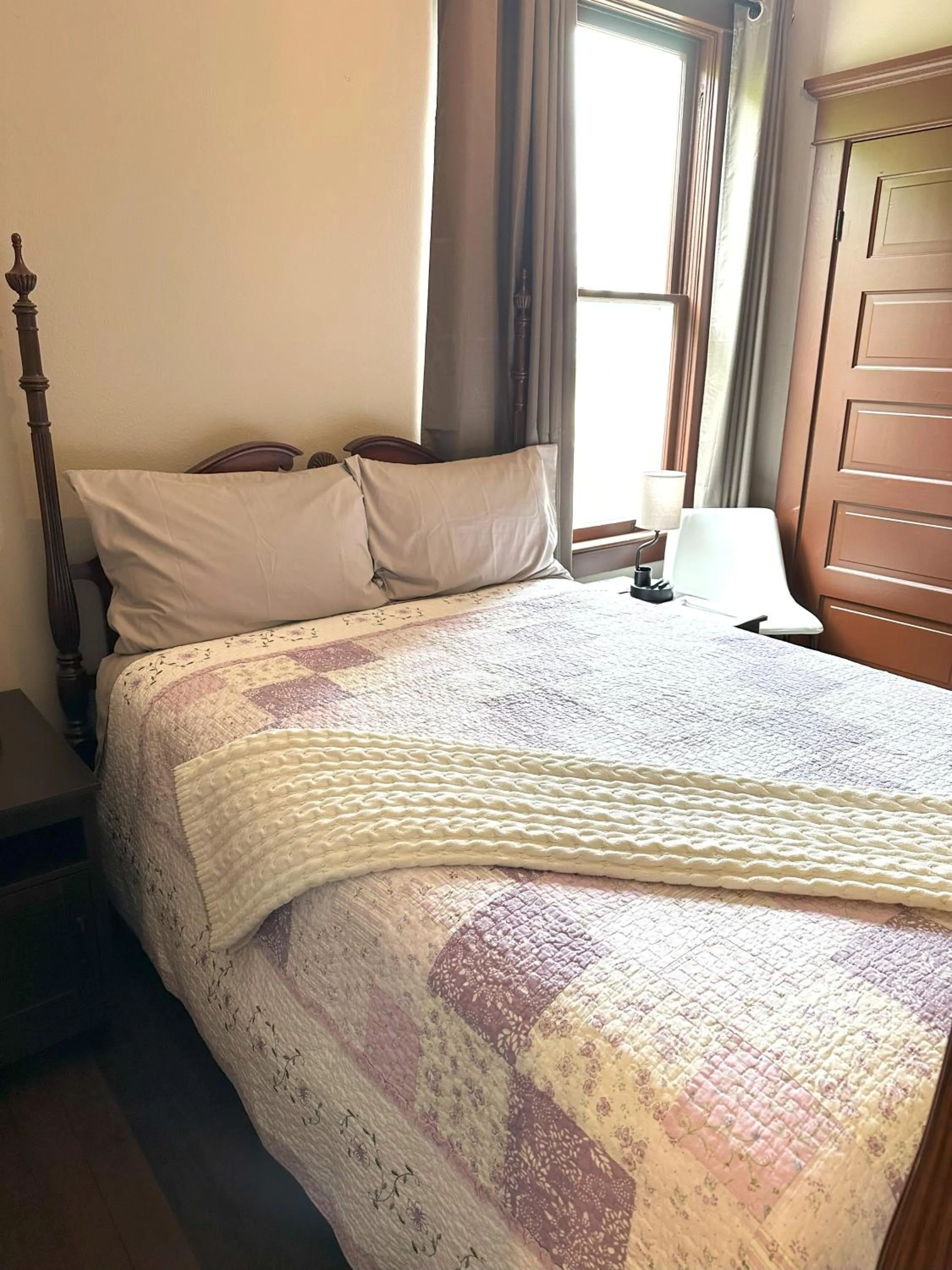 Bed in The Pearl Inn Bed and Breakfast