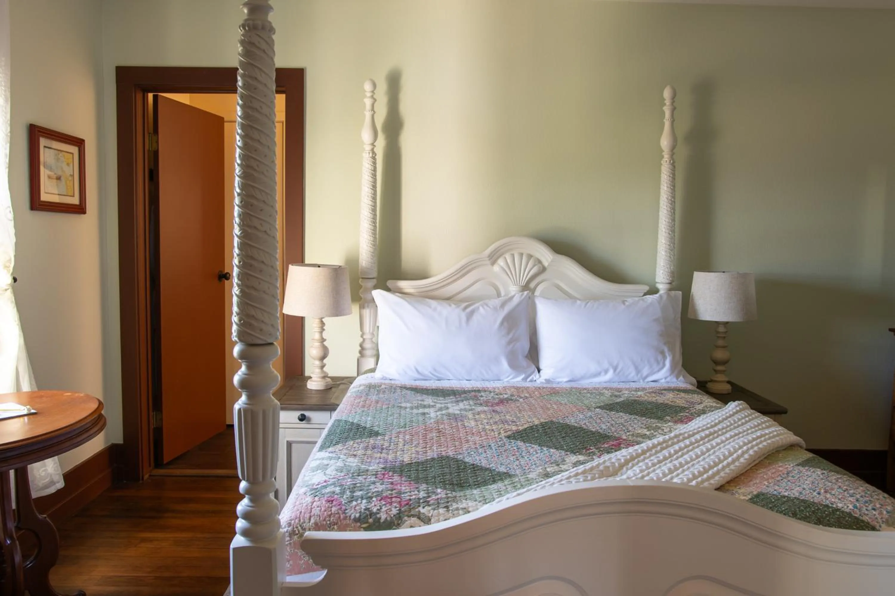 Bed in The Pearl Inn Bed and Breakfast