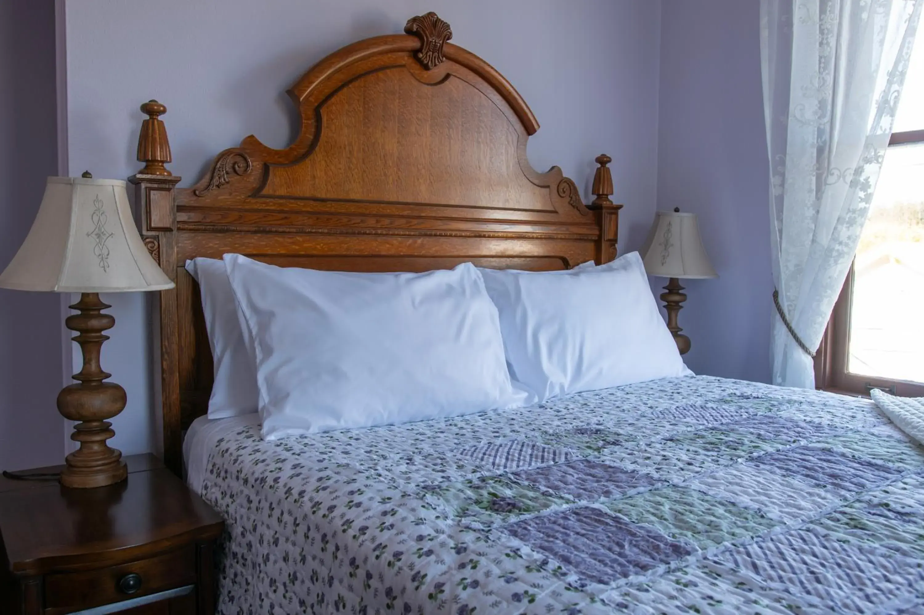 Queen Room in The Pearl Inn Bed and Breakfast Queen Room in The Pearl Inn Bed and Breakfast