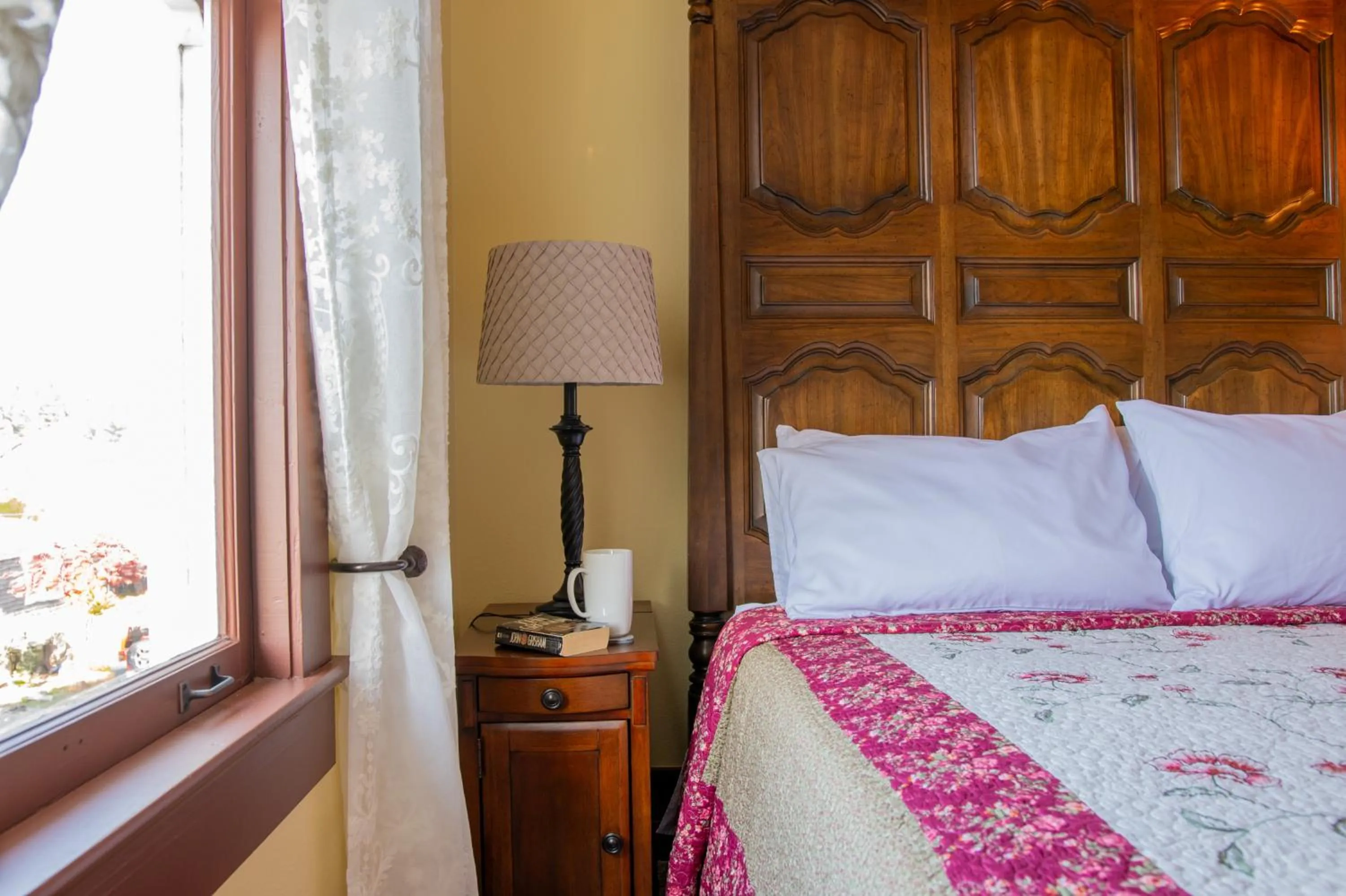 Bed in The Pearl Inn Bed and Breakfast