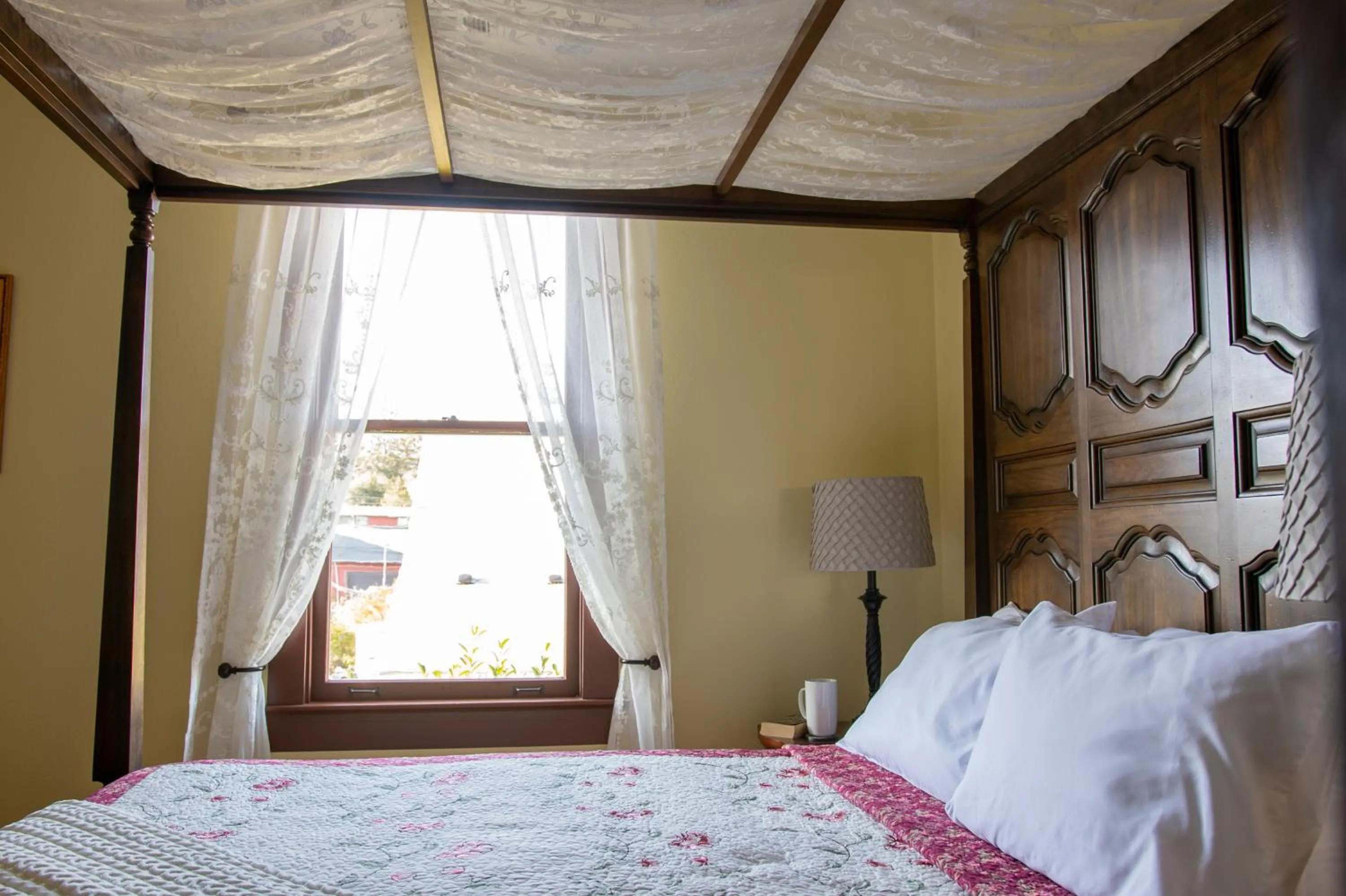 Bed in The Pearl Inn Bed and Breakfast