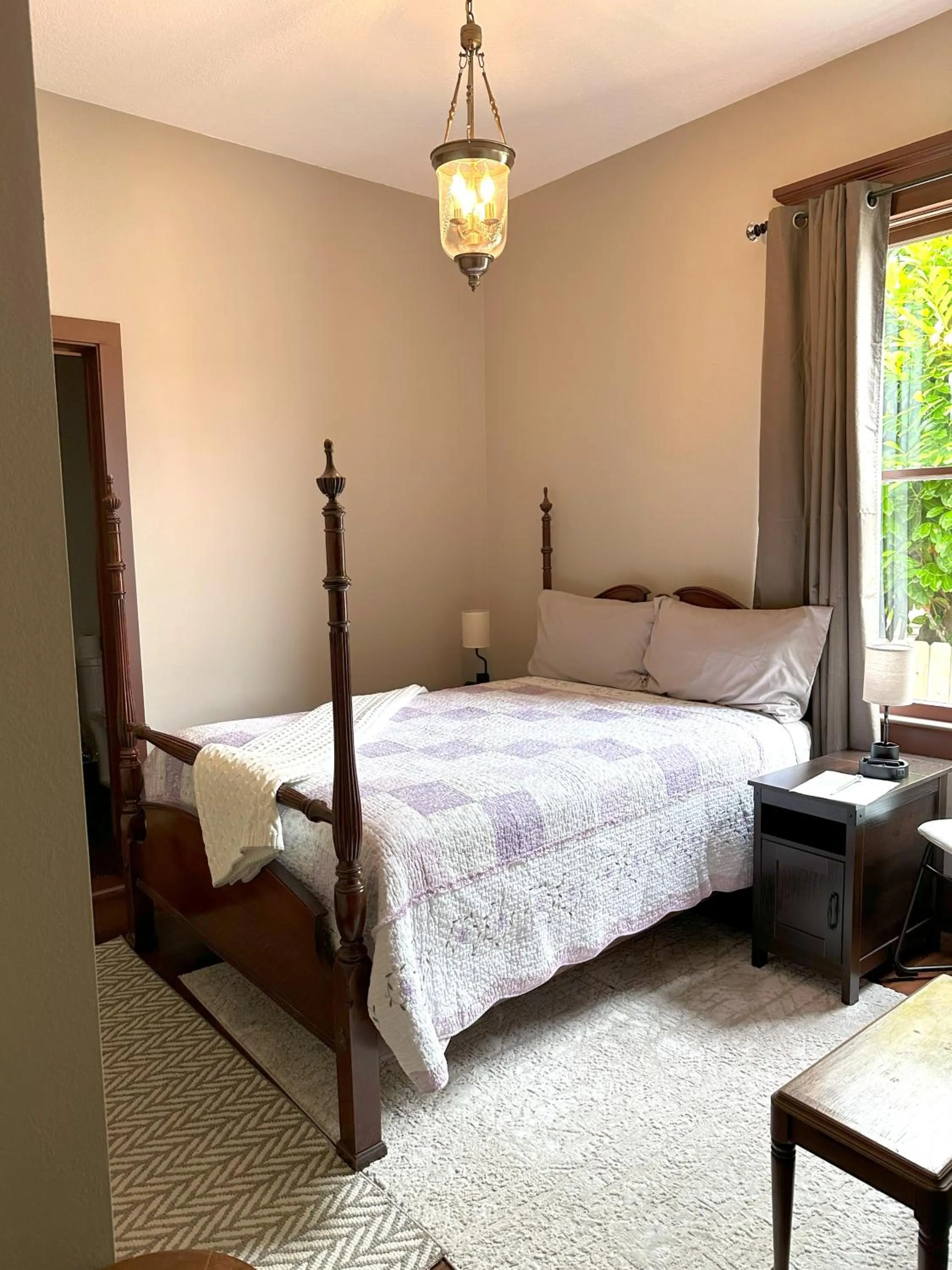 Bed in The Pearl Inn Bed and Breakfast