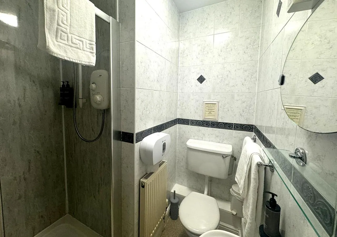 Shower in Station Lounge & Rooms