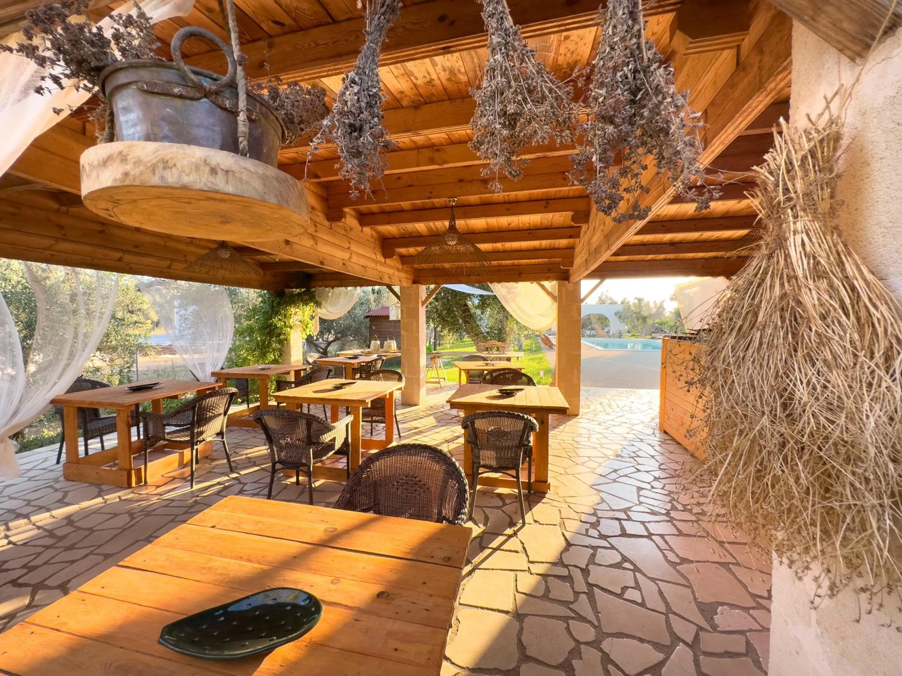 Restaurant/places to eat in Li Canali Reali