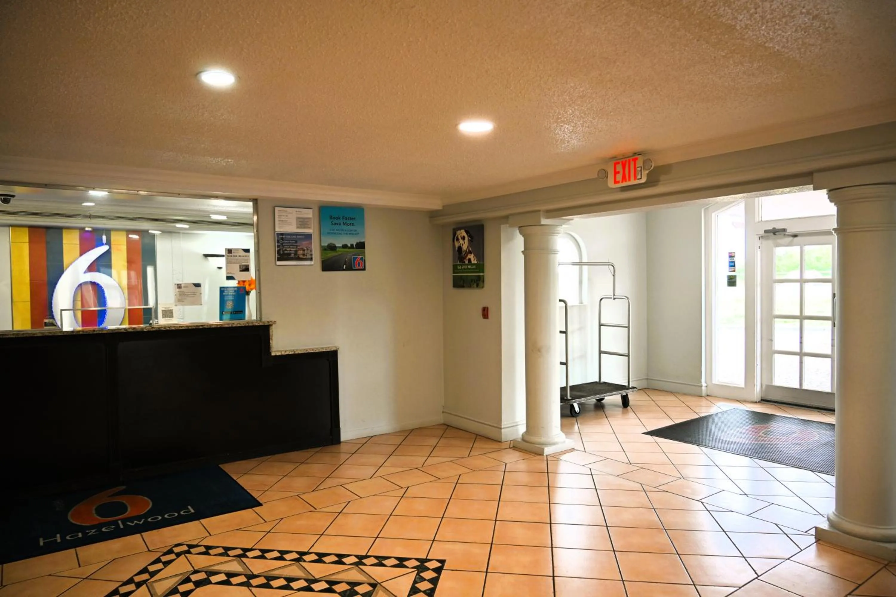 Lobby or reception in Motel 6-Hazelwood, MO