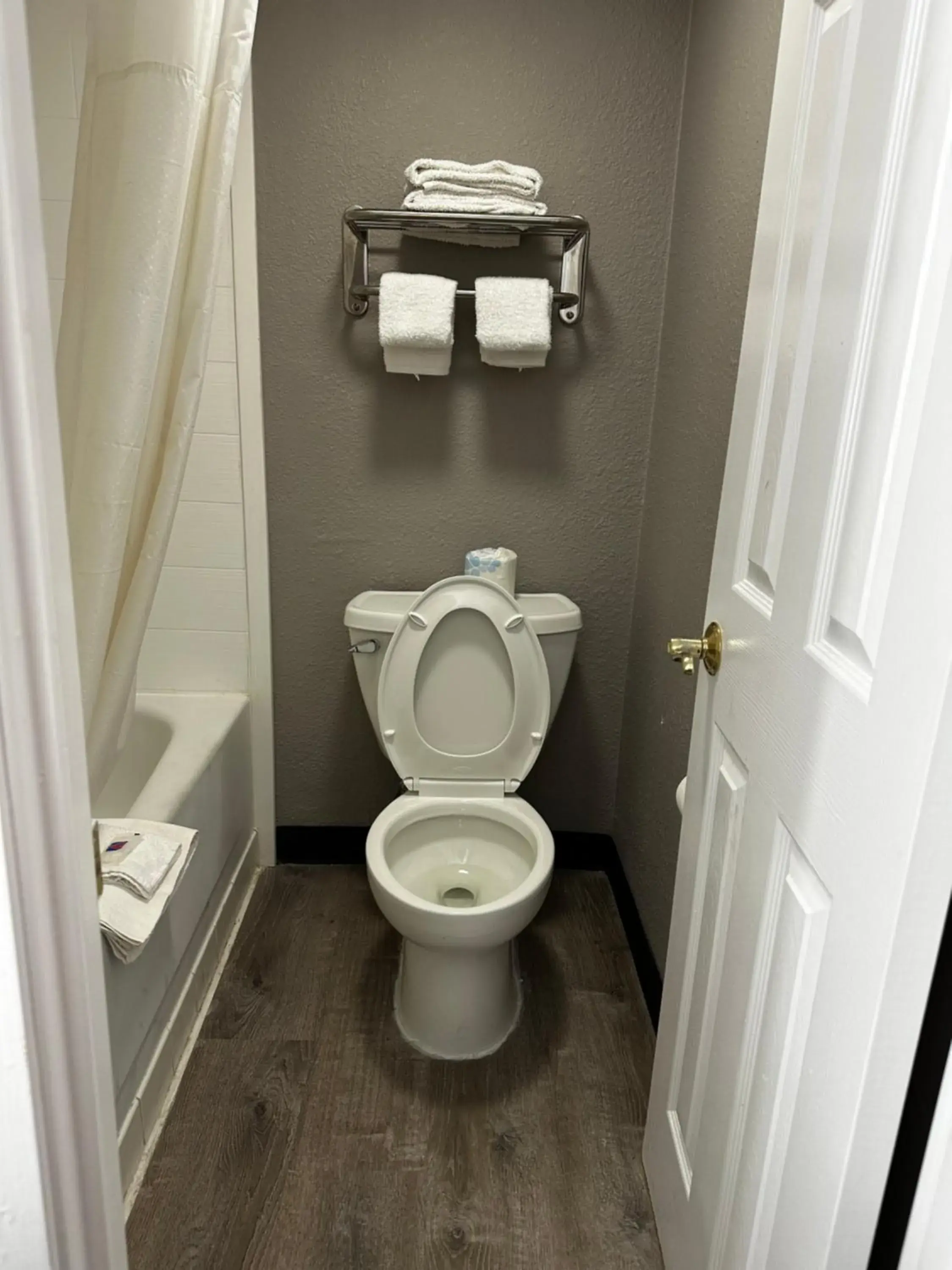 Deluxe King Room - Non-Smoking in Motel 6-Hazelwood, MO Deluxe King Room - Non-Smoking in Motel 6-Hazelwood, MO