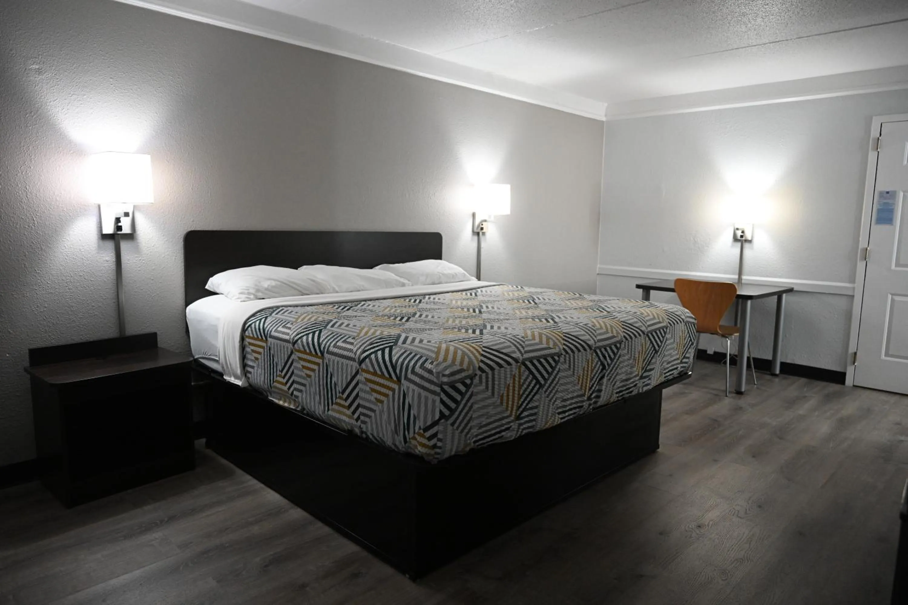 Living room, Bed in Motel 6-Hazelwood, MO