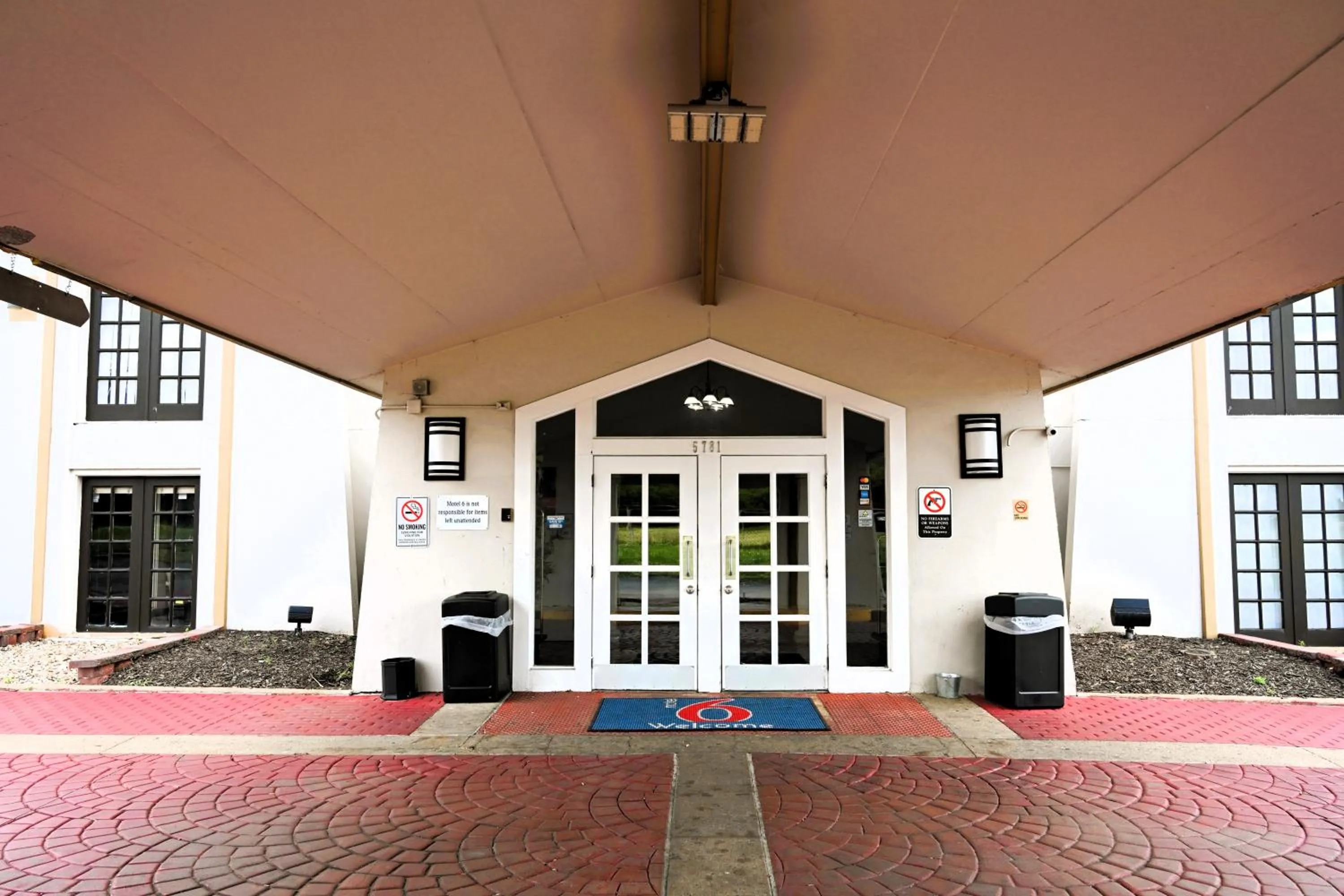 Property building in Motel 6-Hazelwood, MO