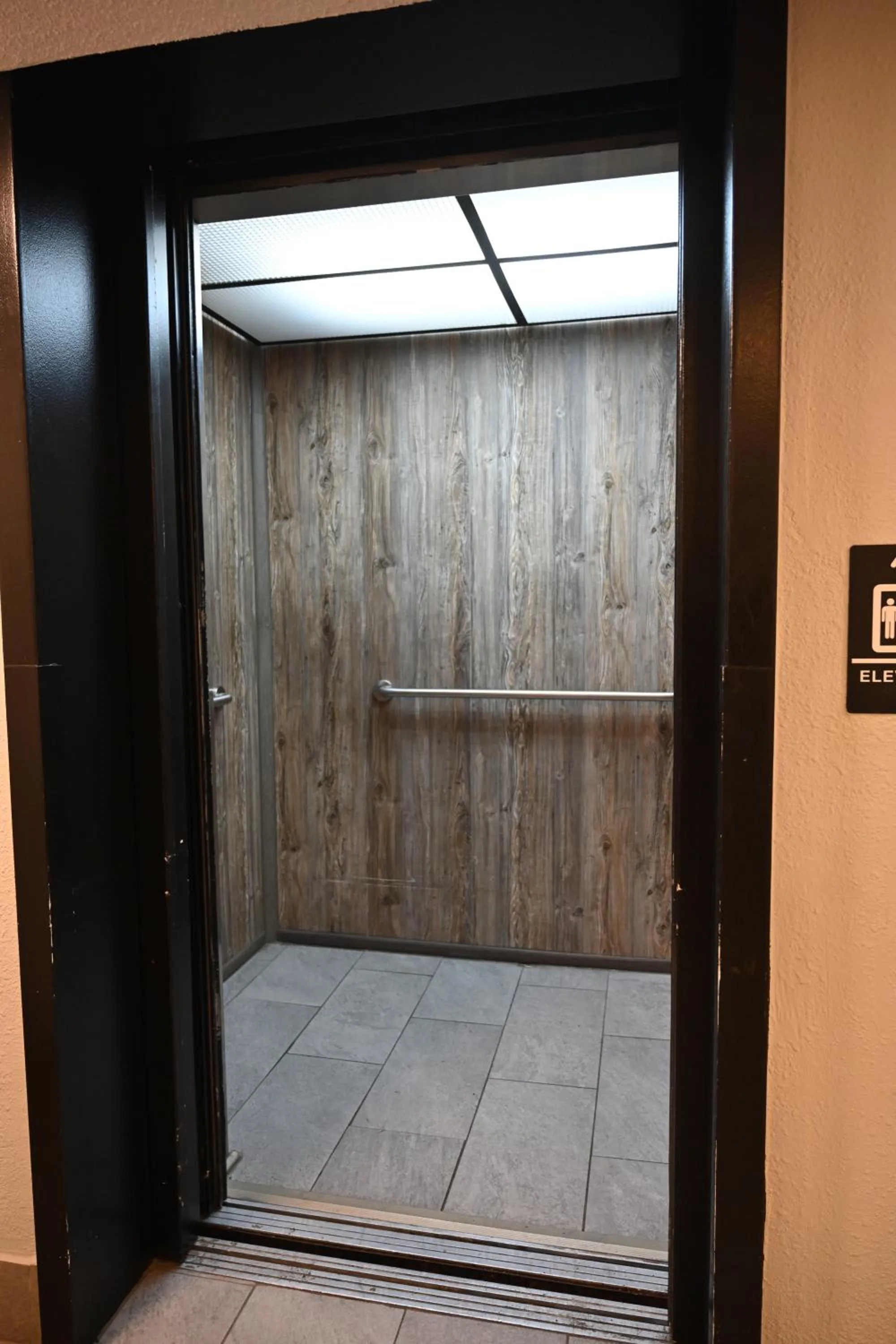 elevator in Motel 6-Hazelwood, MO