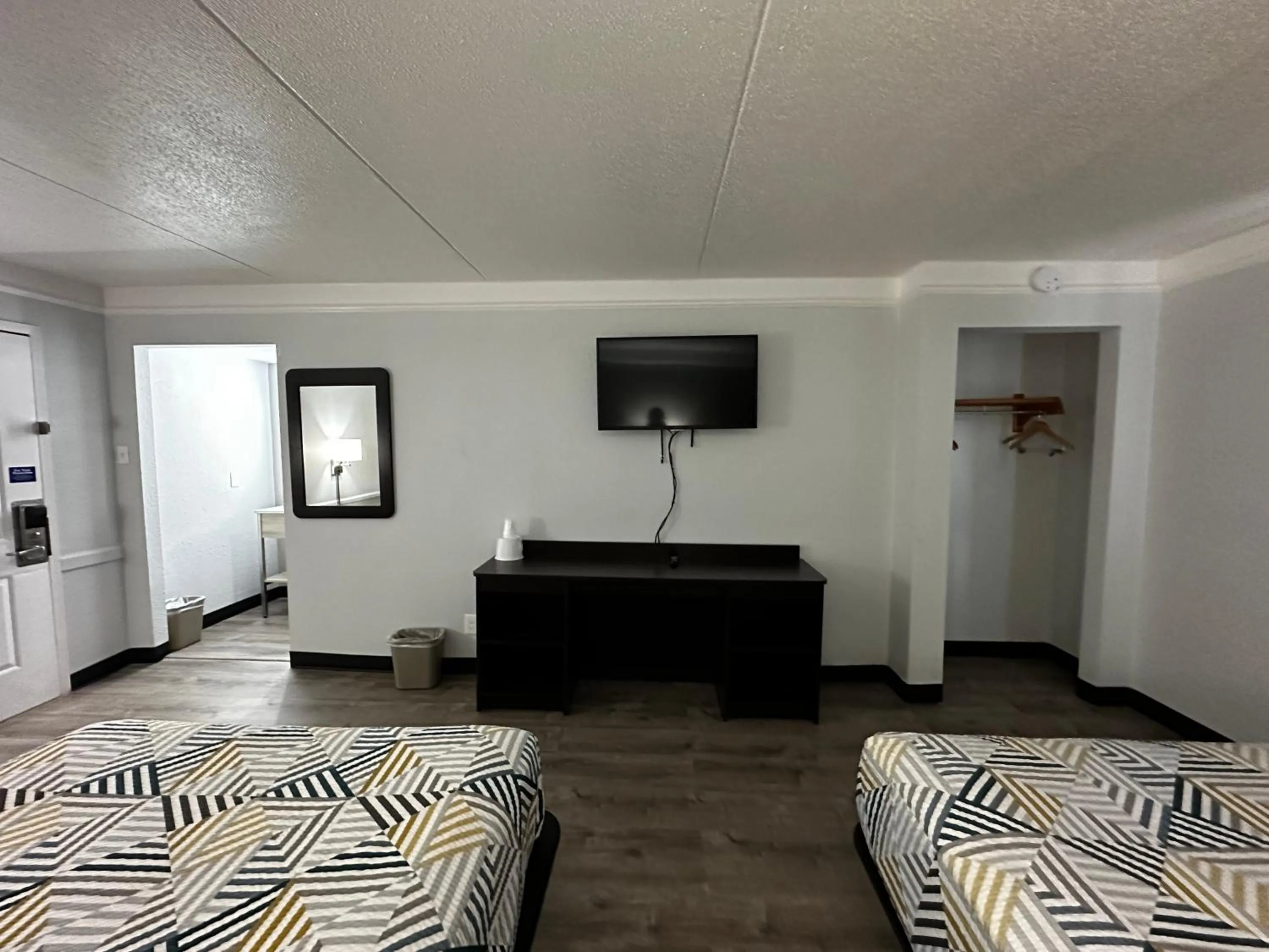 Guests, Bed in Motel 6-Hazelwood, MO