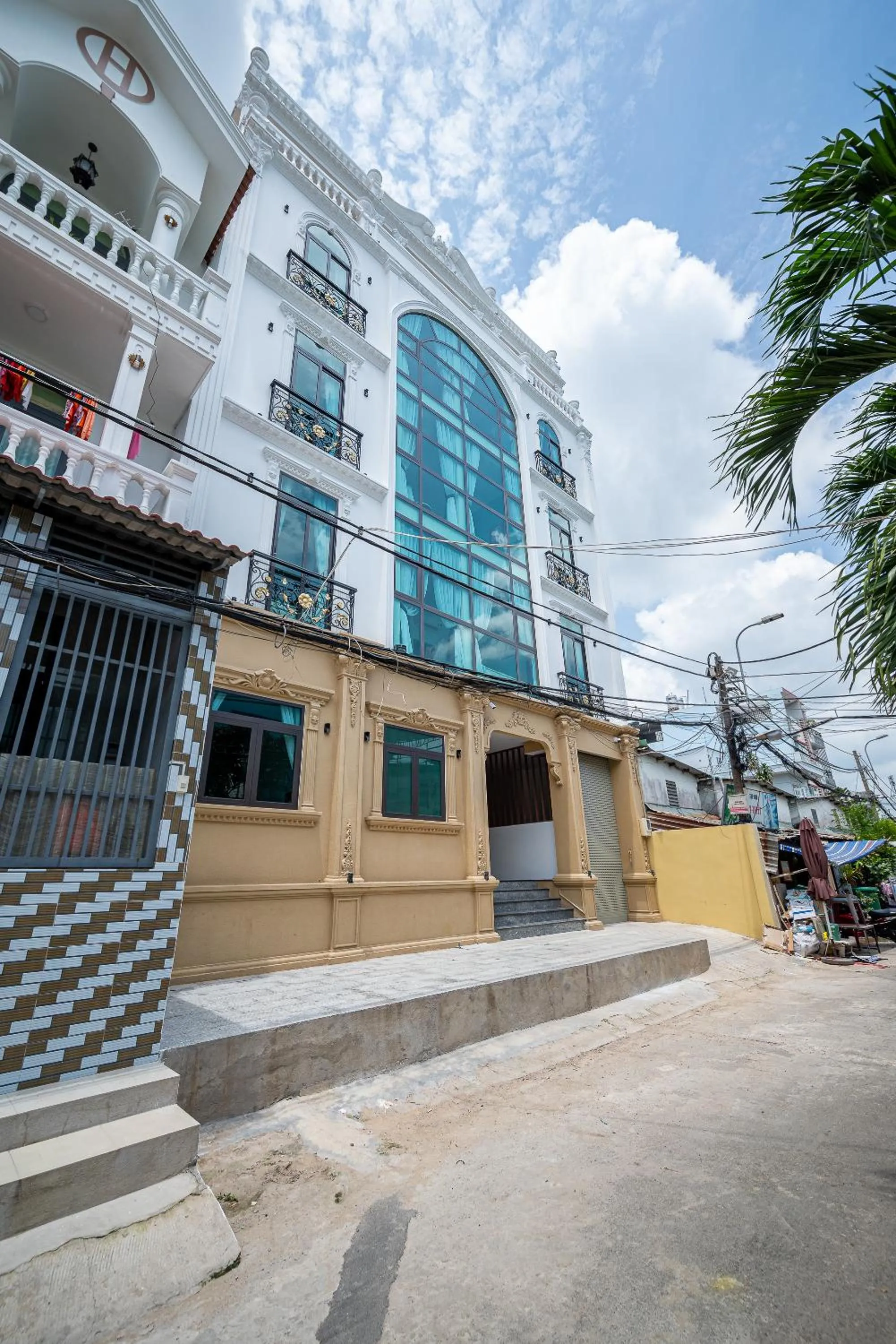 Property building in DreamHome - Sunset