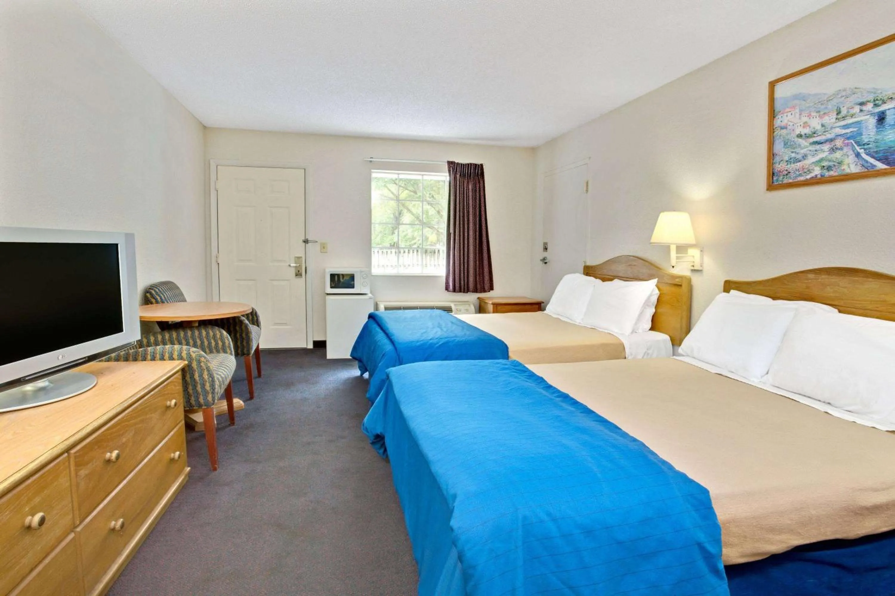 Photo of the whole room, Bed in Travelodge Suites by Wyndham MacClenny I-10