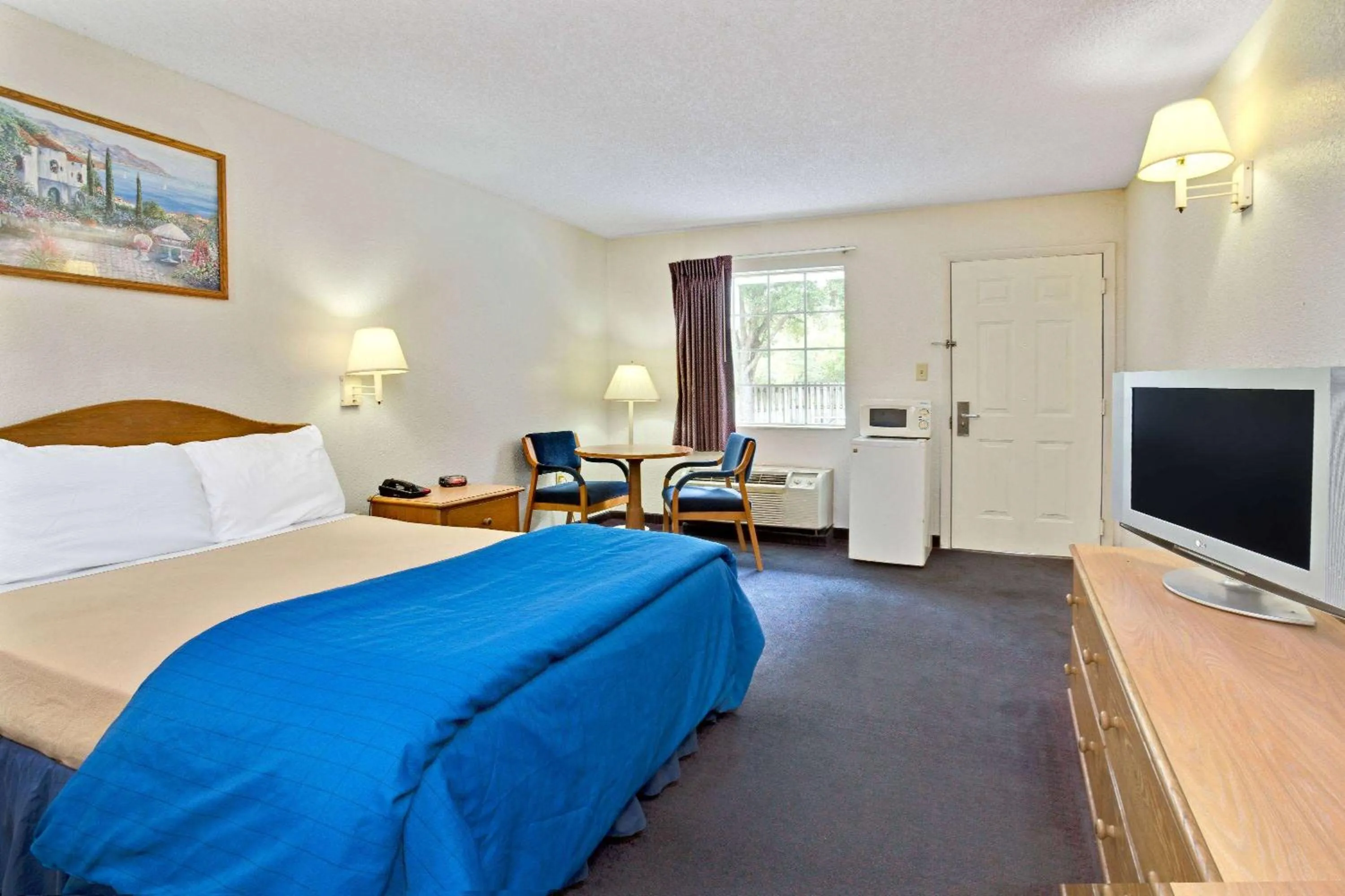 Photo of the whole room, Bed in Travelodge Suites by Wyndham MacClenny I-10