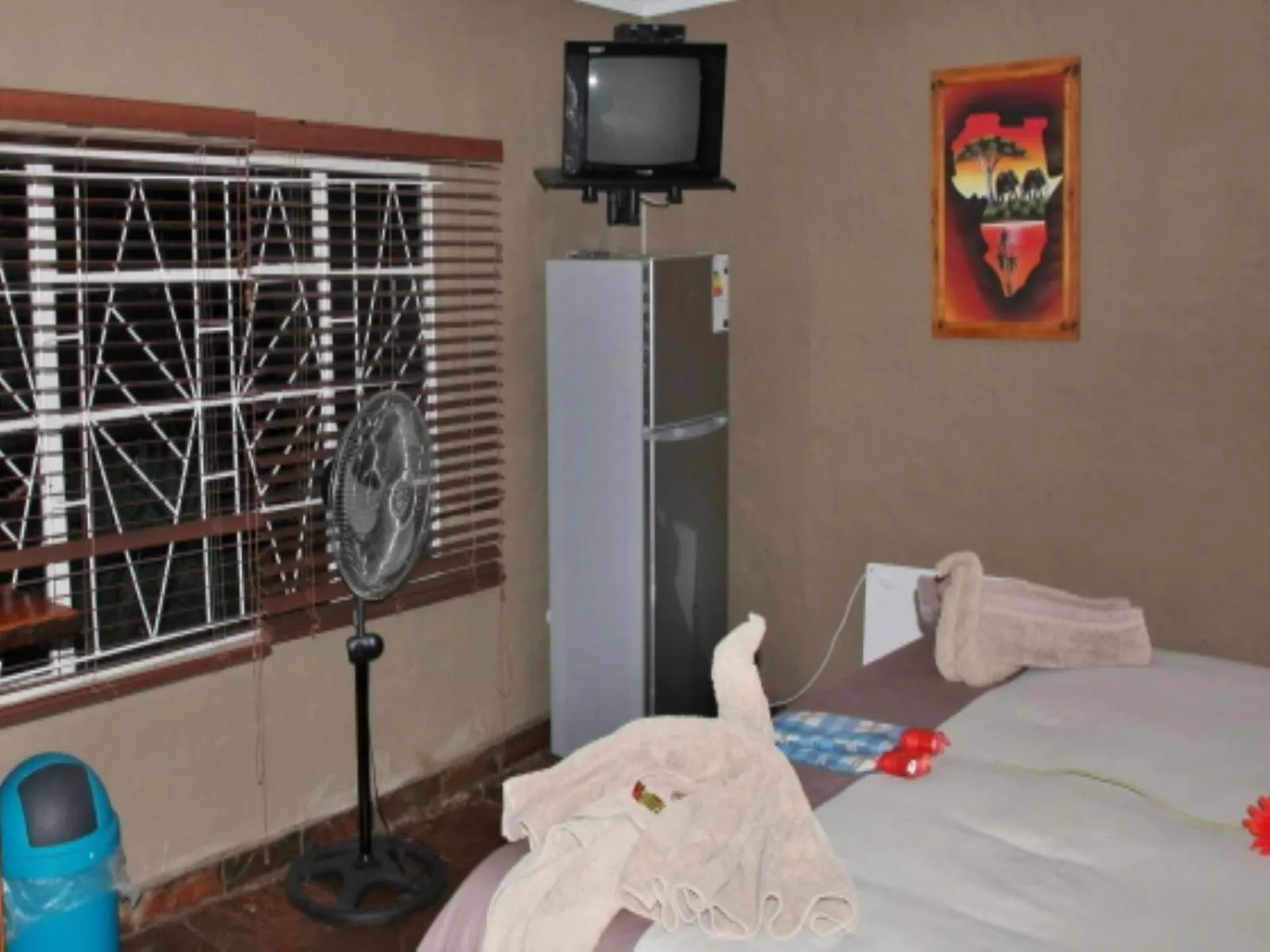 Photo of the whole room, Bed in Emahlathini Guest Farm