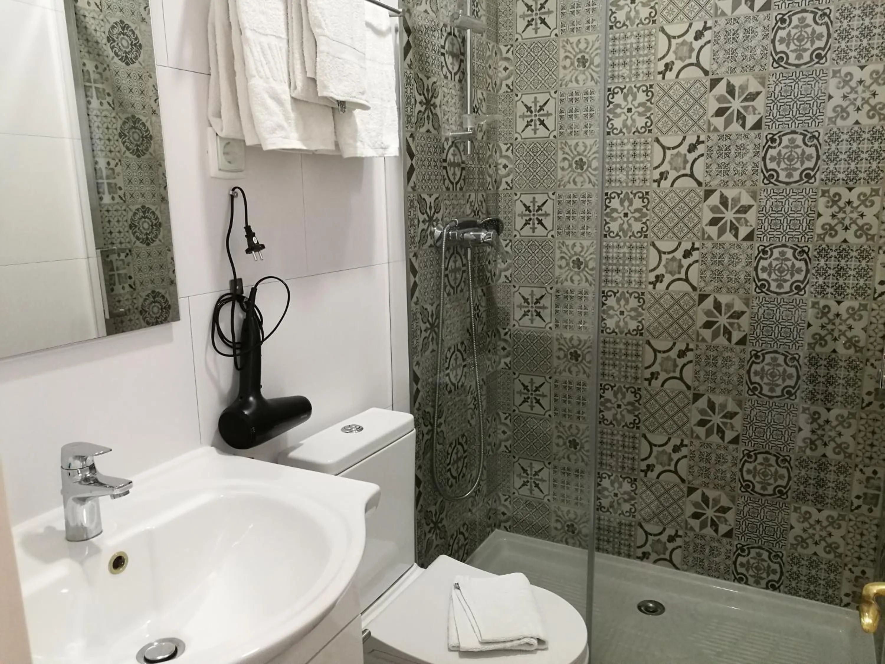 Toilet in Discovery Apartment Estrela