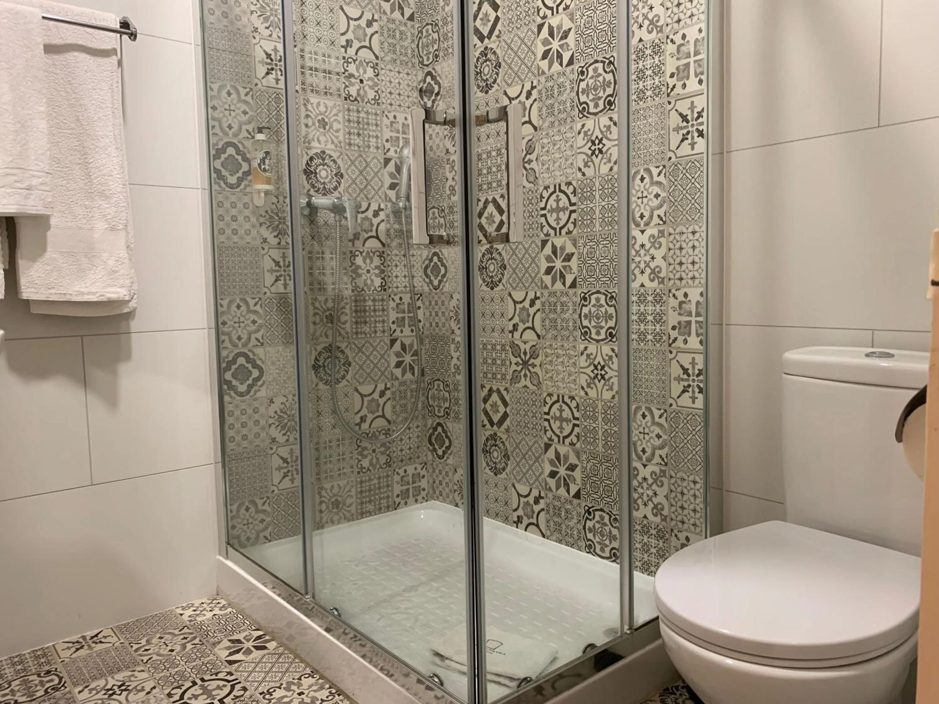 Bathroom in Discovery Apartment Estrela