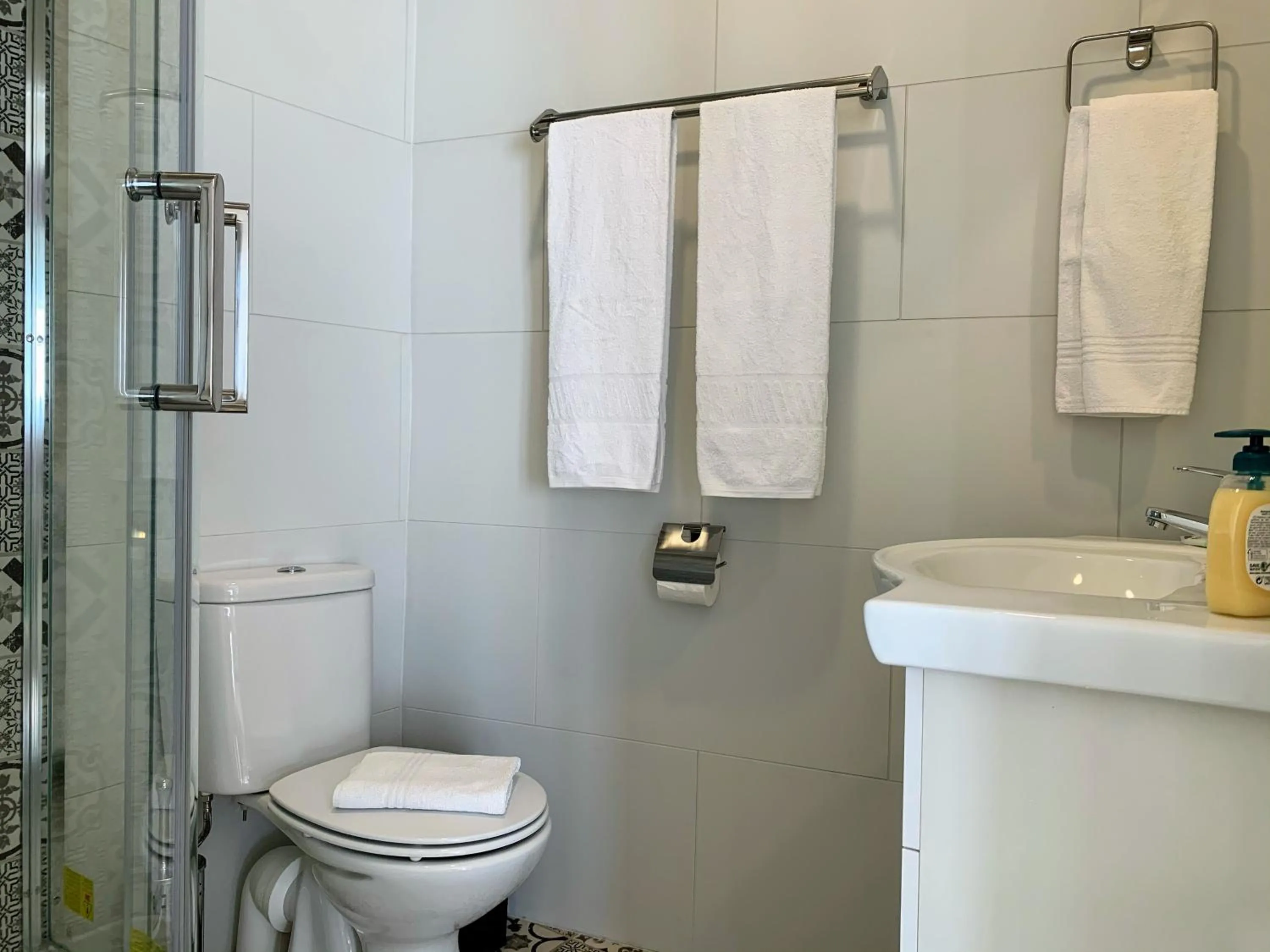 Toilet in Discovery Apartment Estrela