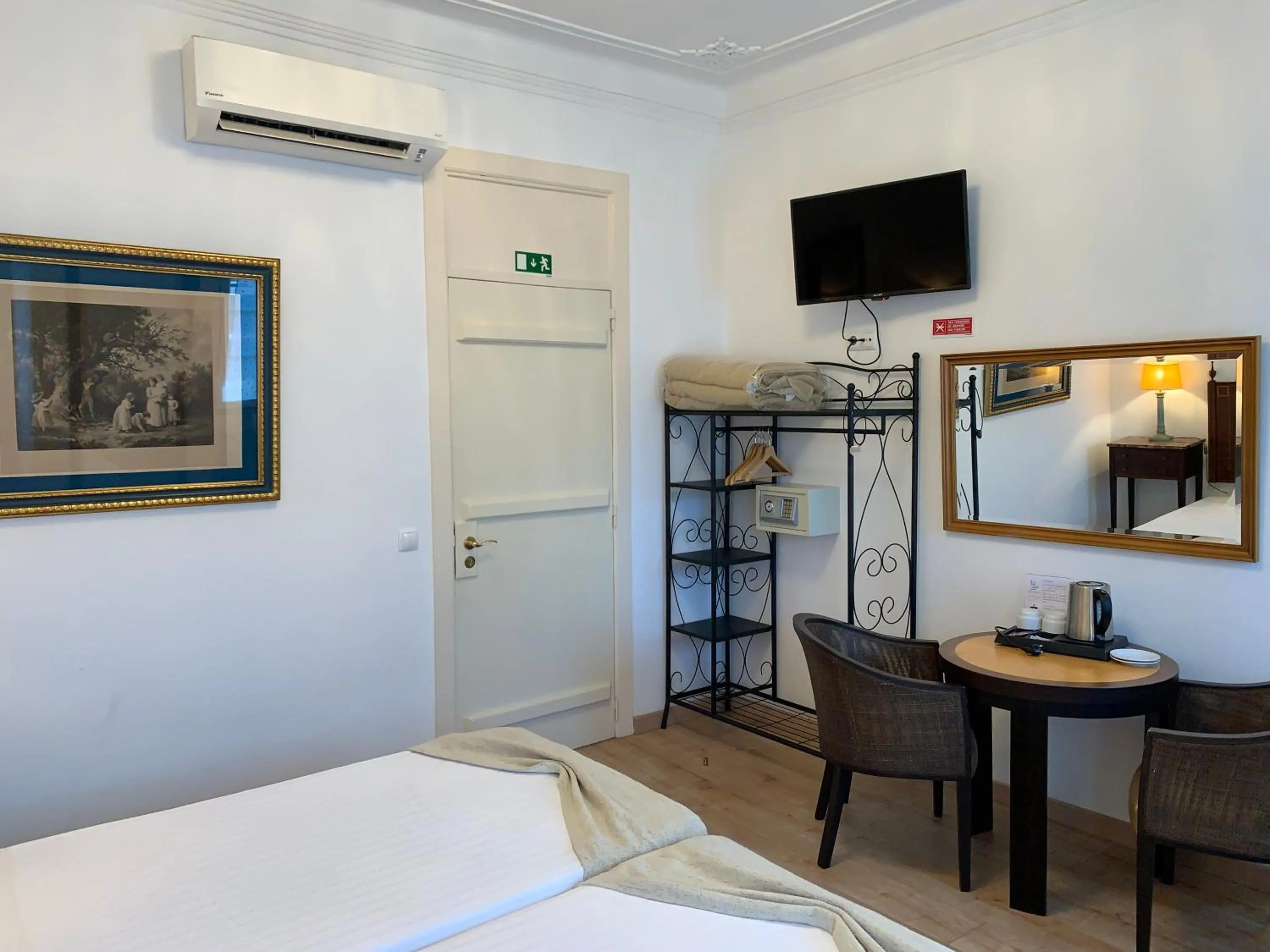 TV and multimedia, Bed in Discovery Apartment Estrela