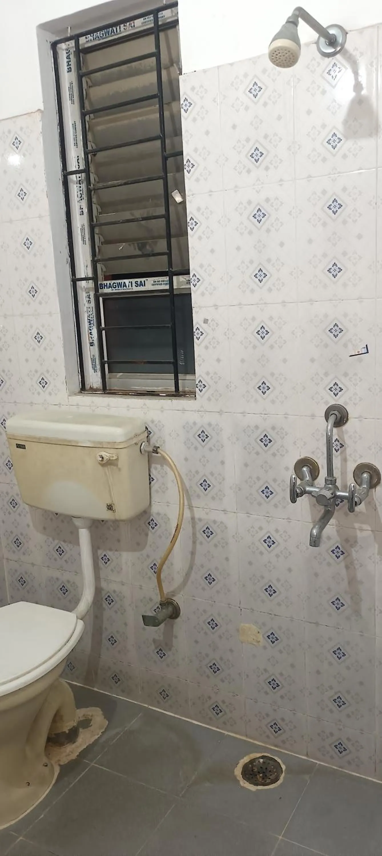 Bathroom in Kusum Hotel