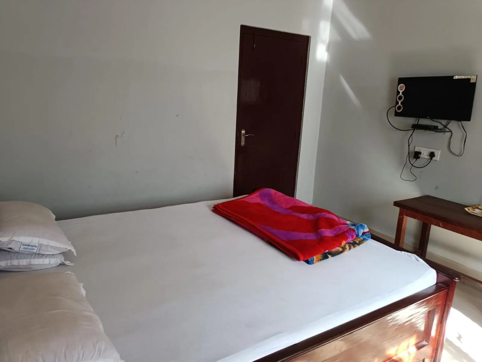Communal lounge/ TV room, Bed in Kusum Hotel