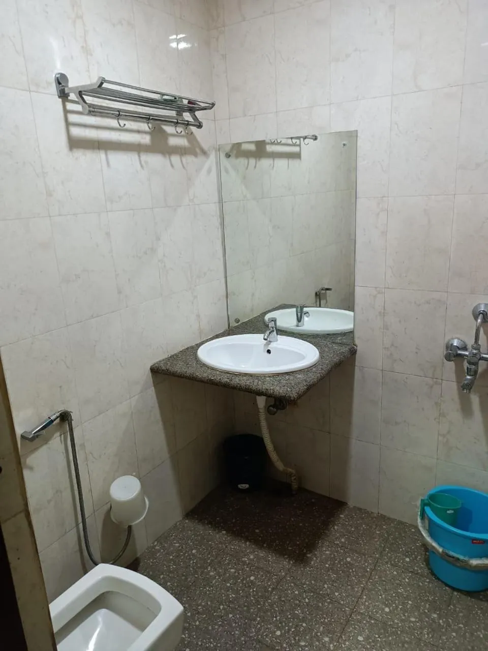 Bathroom in Kusum Hotel