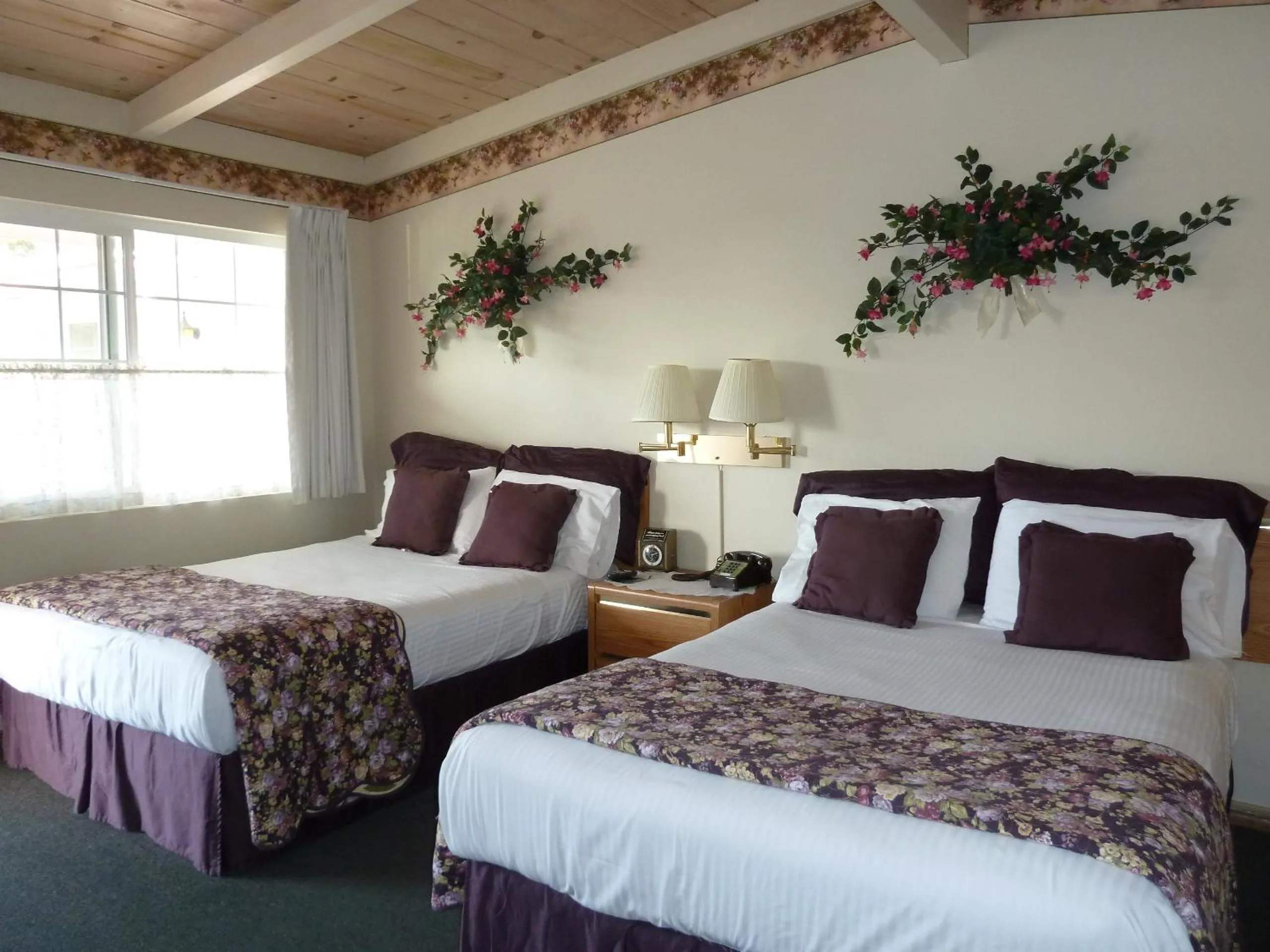 Photo of the whole room, Bed in Sundown Inn of Morro Bay
