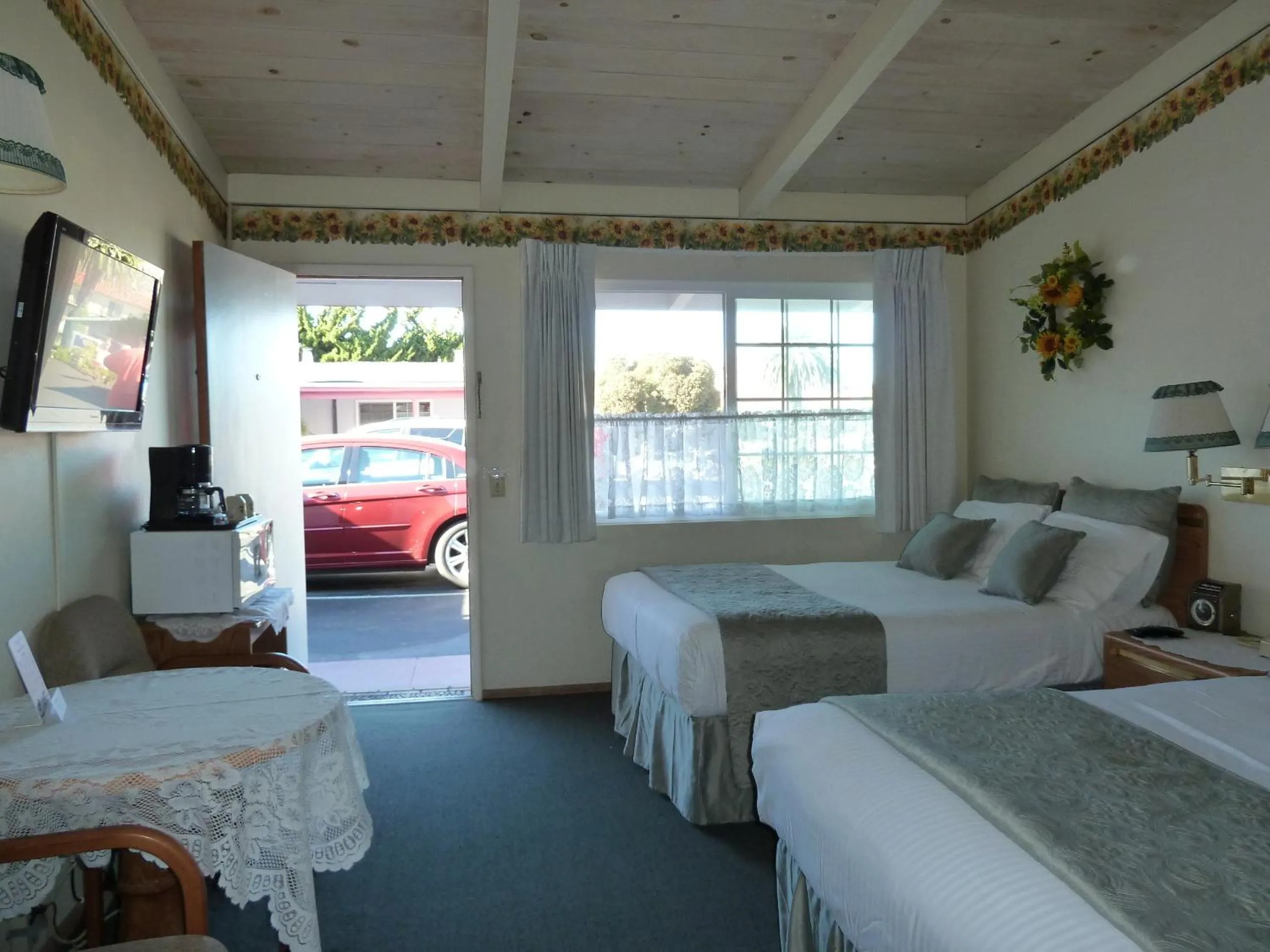 Photo of the whole room, Bed in Sundown Inn of Morro Bay
