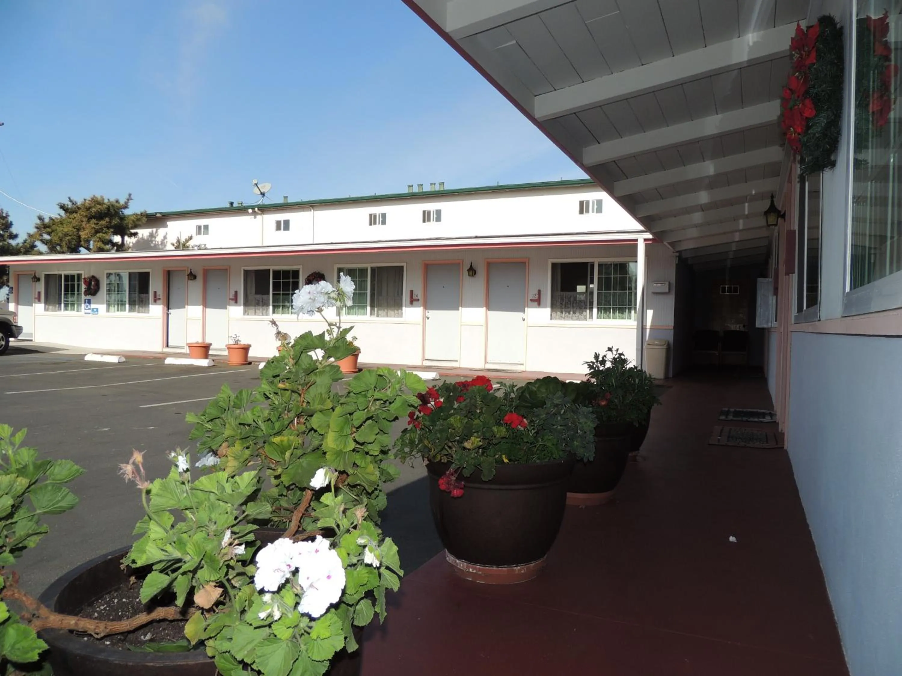 Facade/entrance in Sundown Inn of Morro Bay