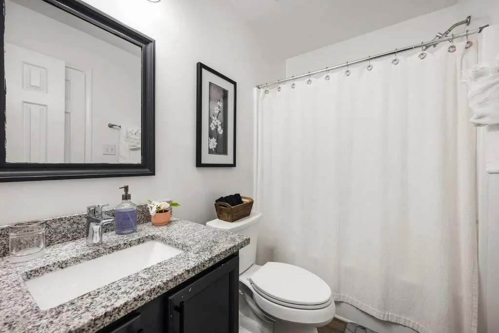 DT/2 Spacious 3BR Suites/FreeParking/SelfCheckin