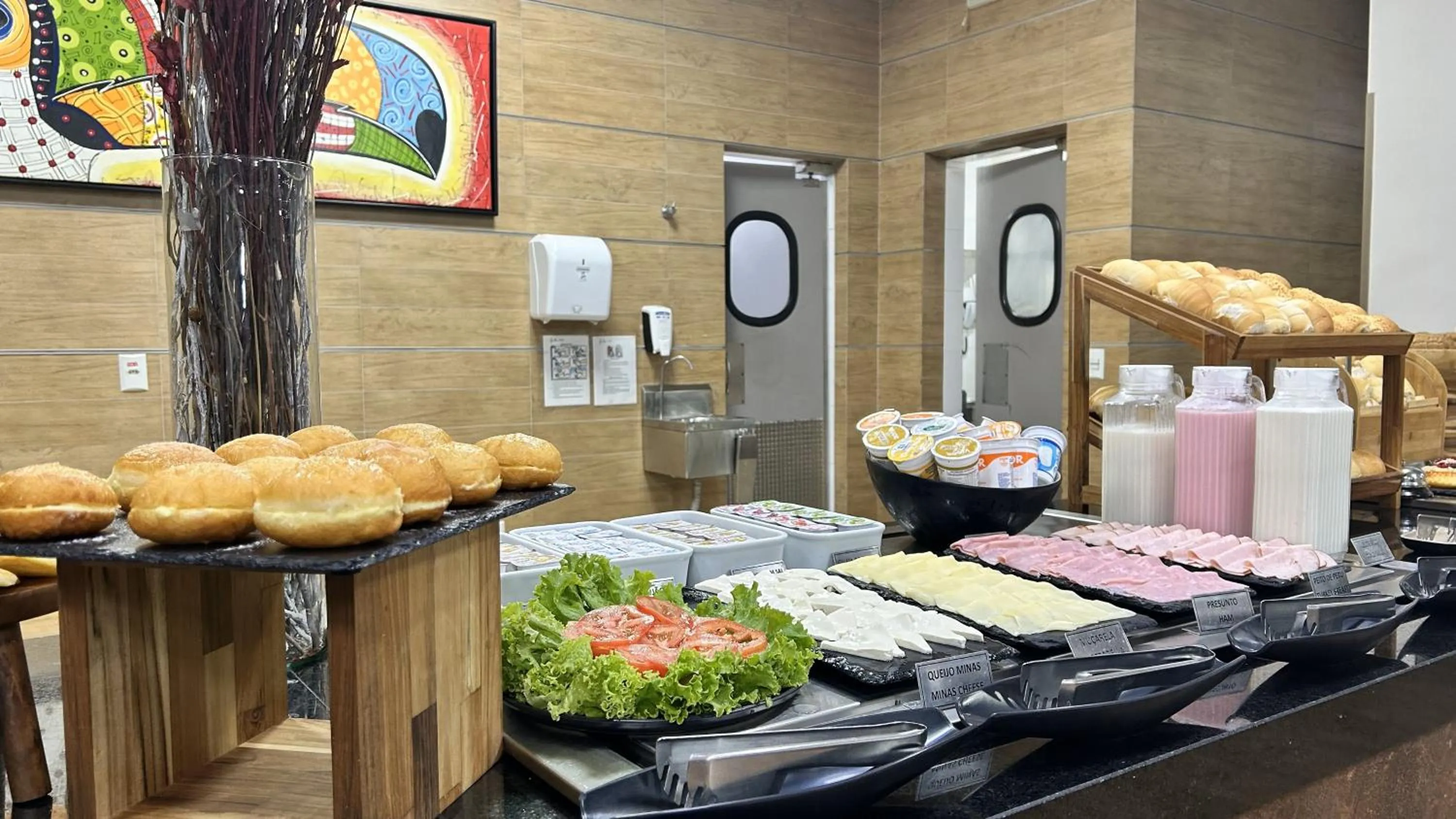 Buffet breakfast in Comfort Hotel & Suítes Rondonópolis